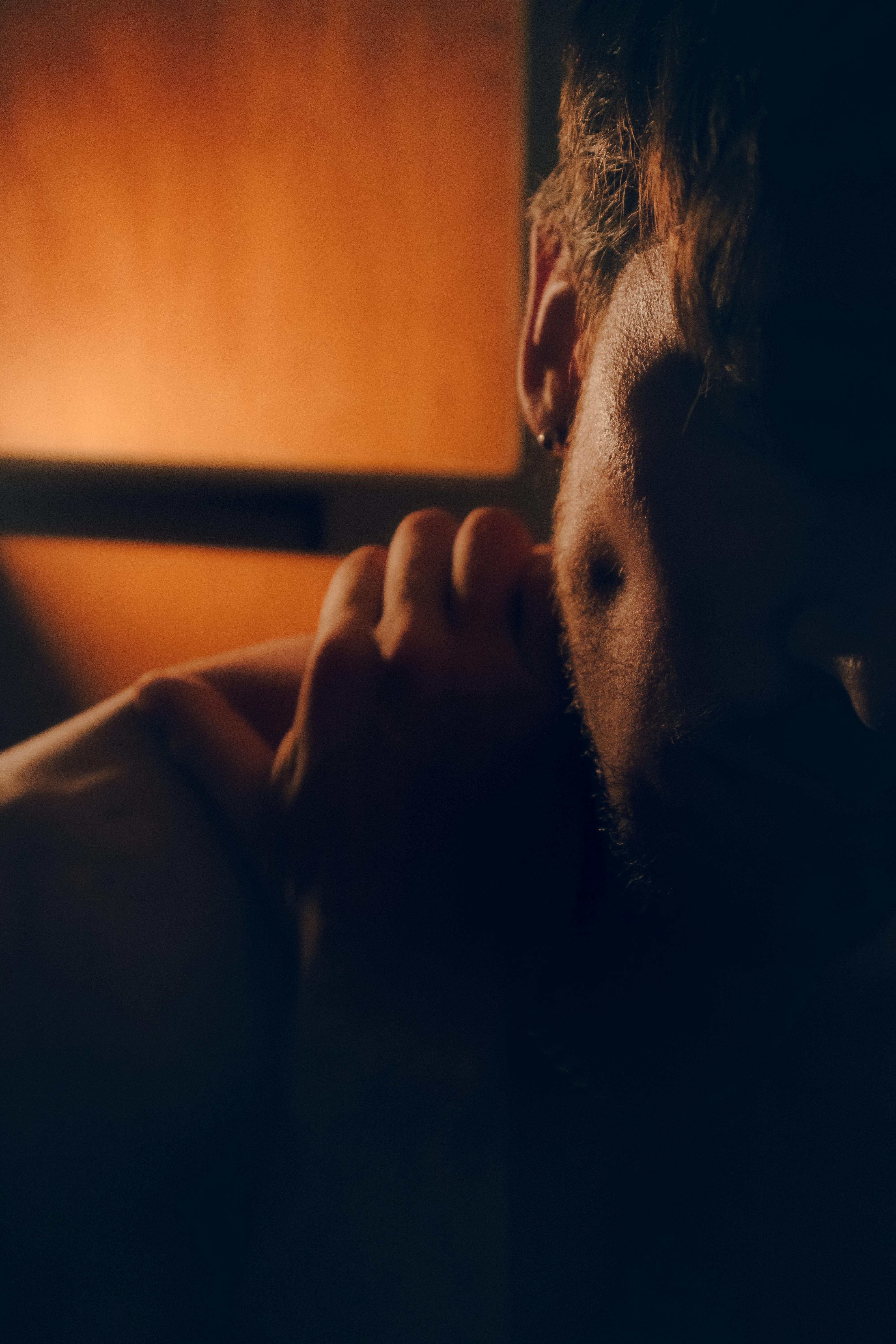 Sylwetka mężczyzny pocierającego ramię | Źródło: Pexels