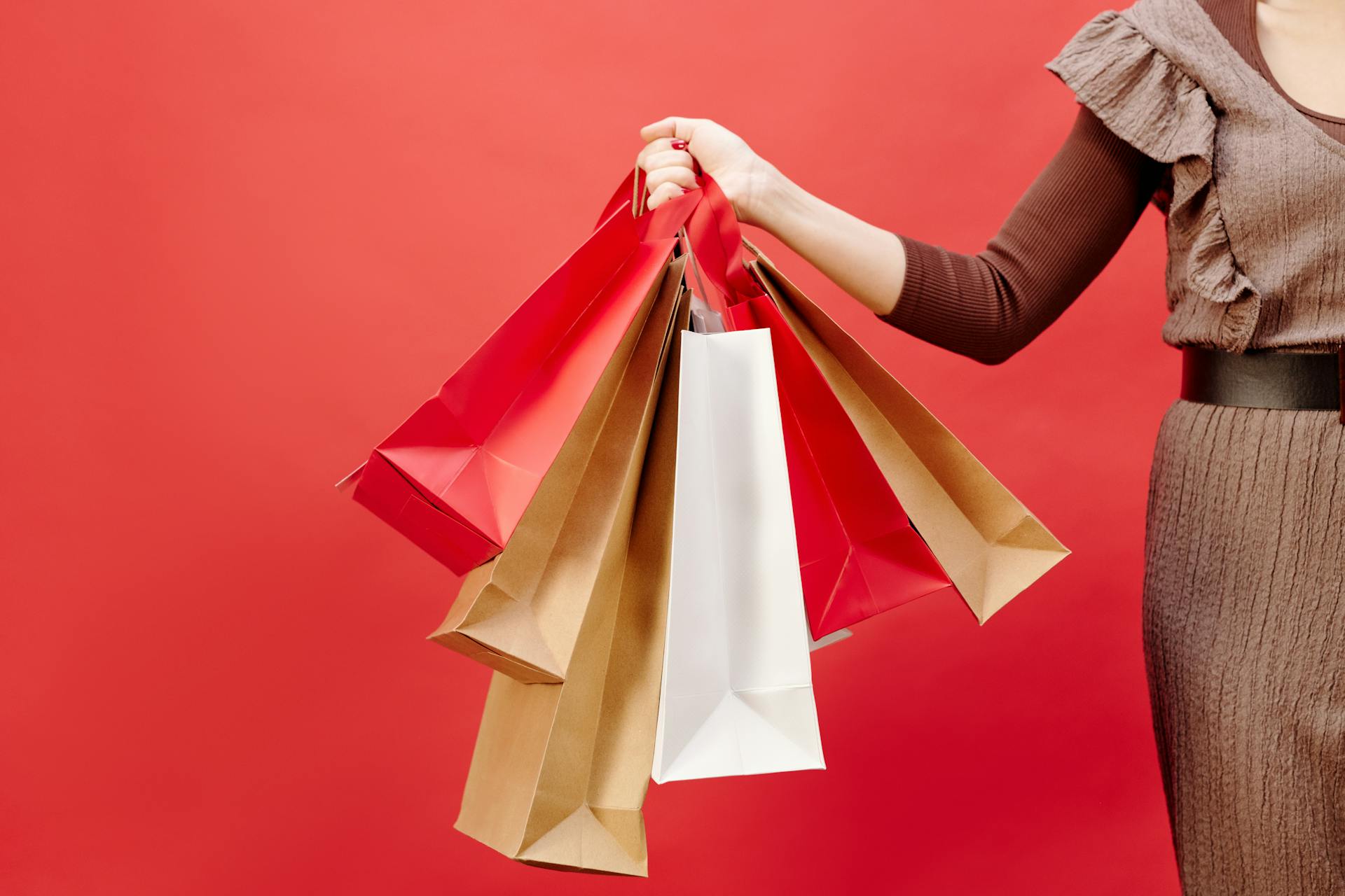 A woman holding shopping bags | Source: Pexels
