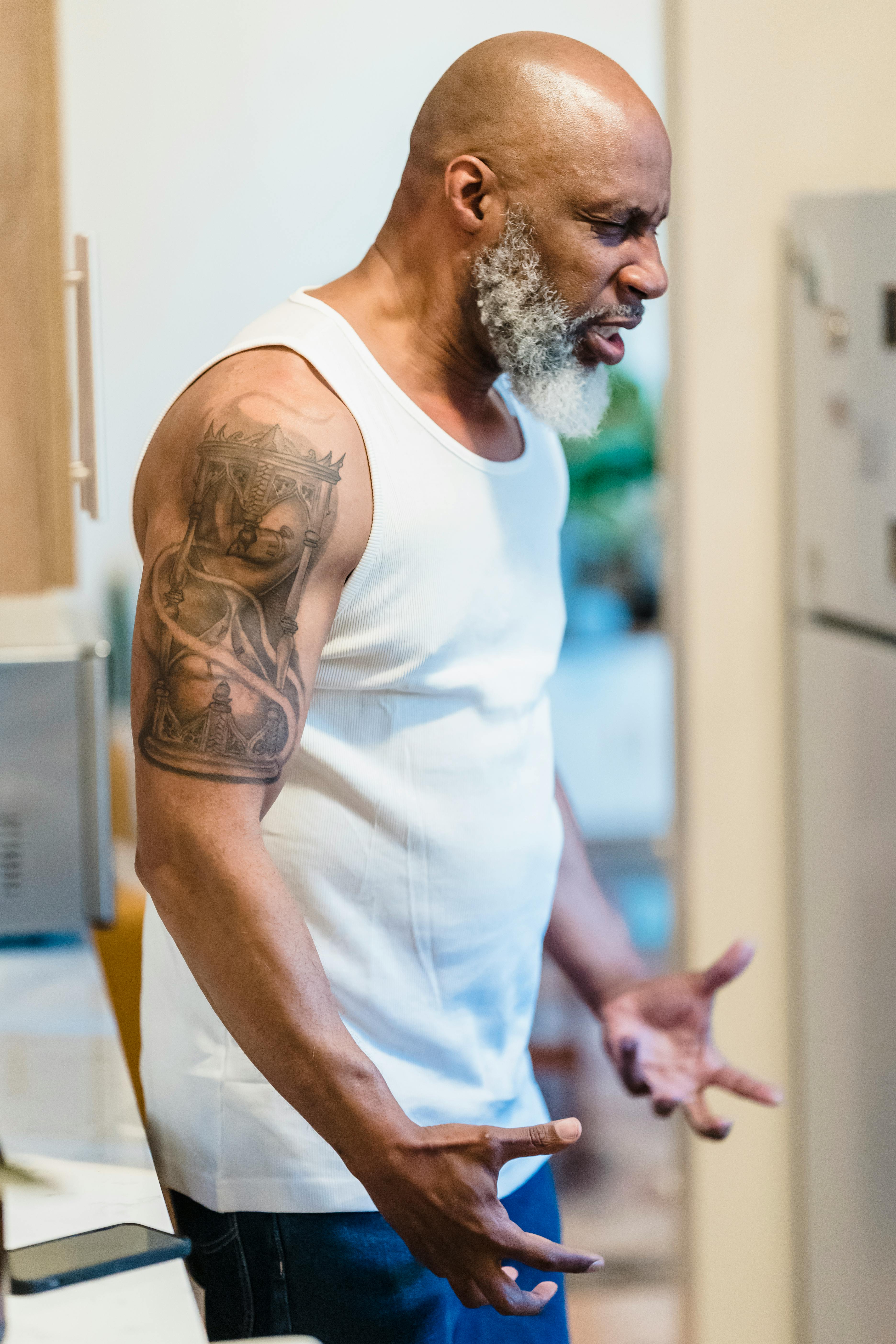 Um homem com cara de frustrado | Fonte: Pexels