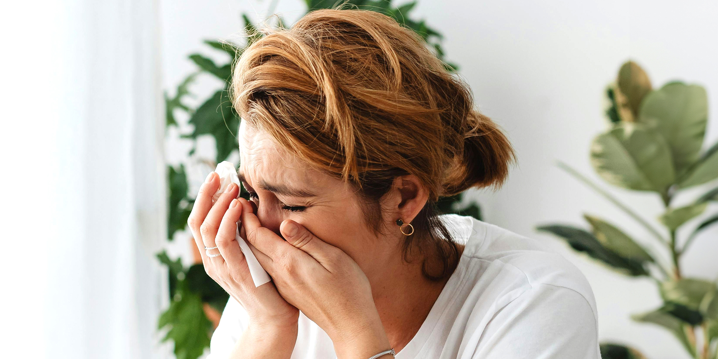 A woman sobbing | Source: pexels.com/karolina-grabowska