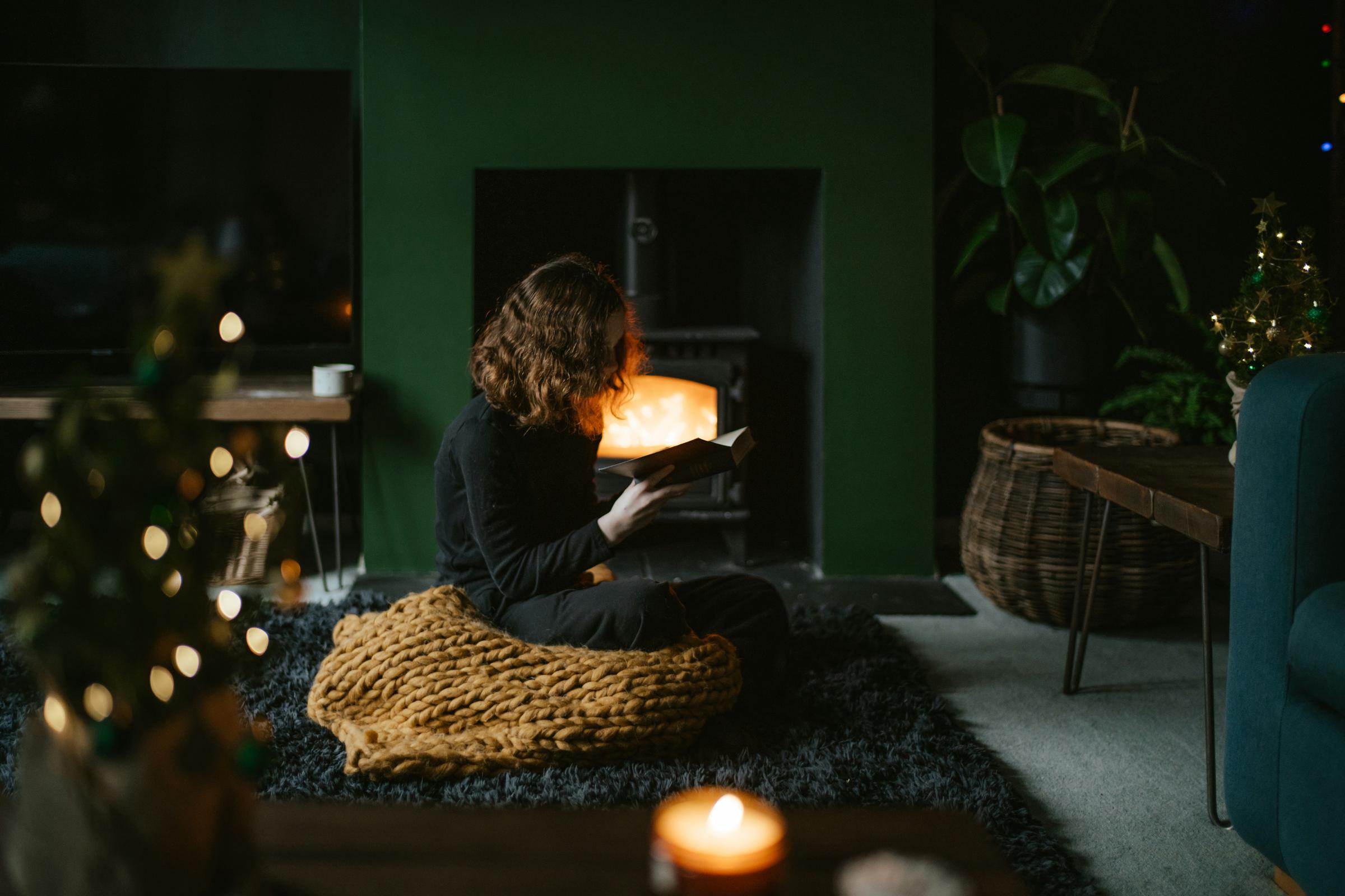 A woman at peace in her living room | Source: Unsplash