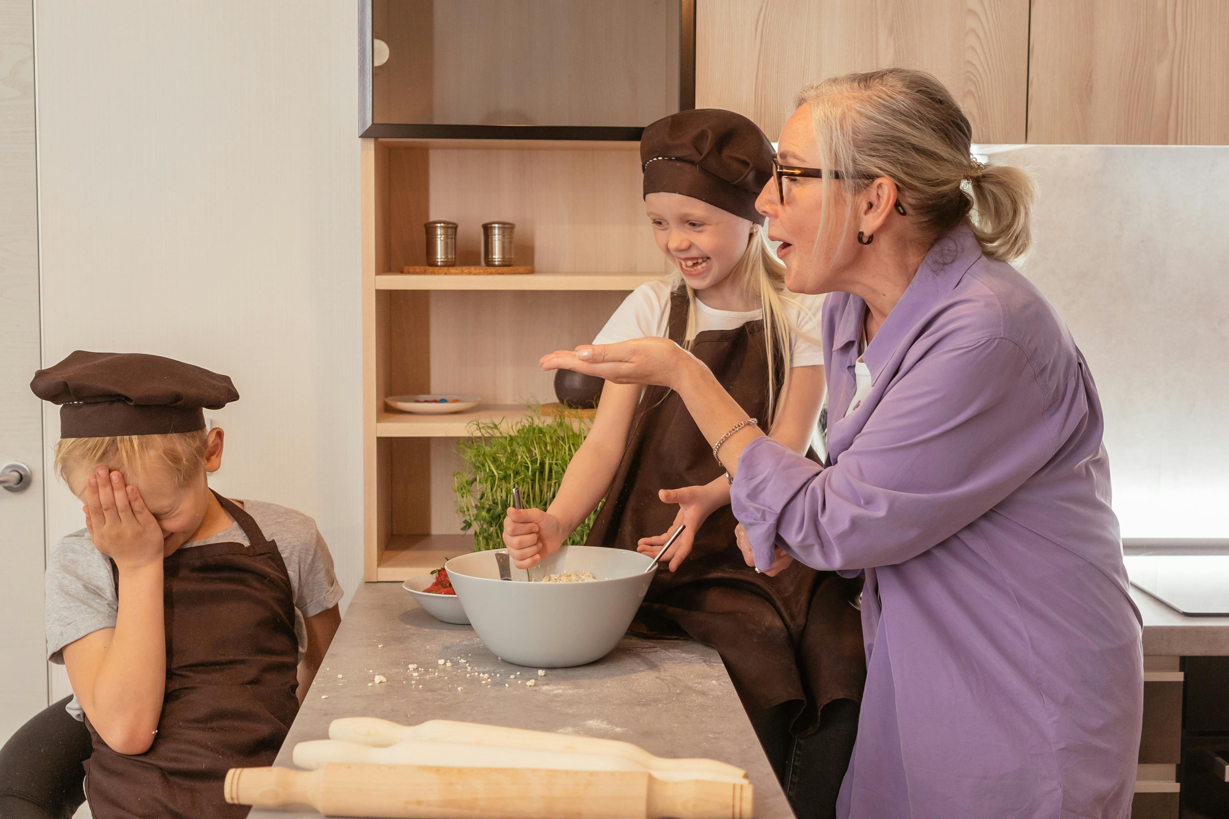 A woman baking with some children | Source: Pexels