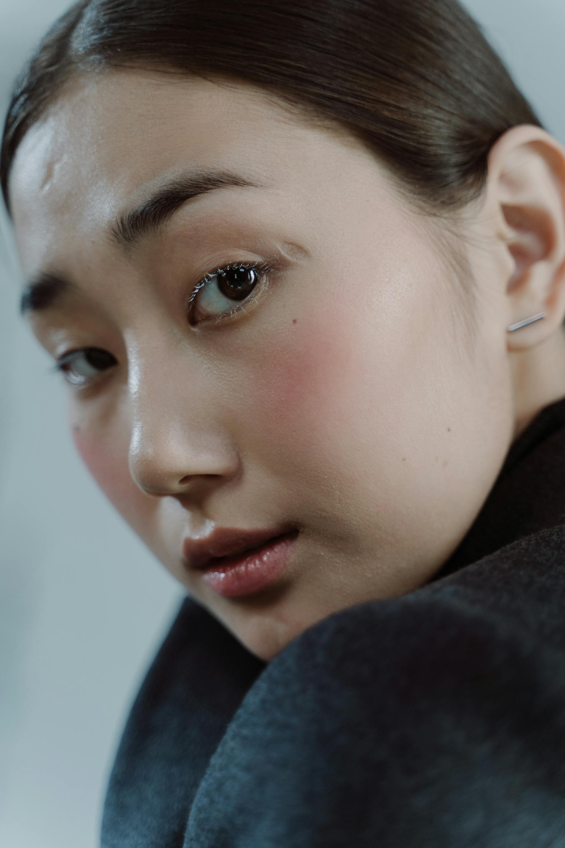 A woman glancing sideways at someone | Source: Pexels
