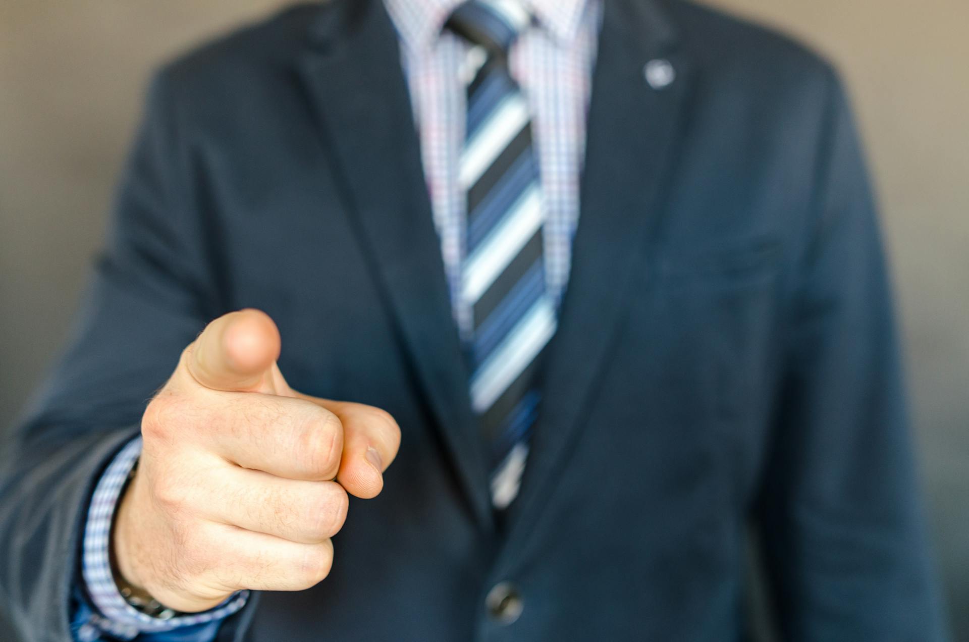 A man pointing his finger at someone | Source: Pexels