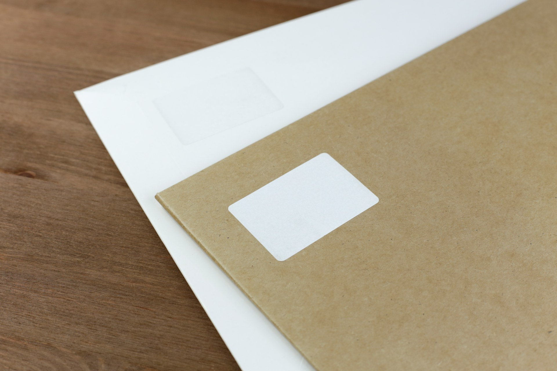 Um envelope sobre uma mesa | Fonte: Unsplash