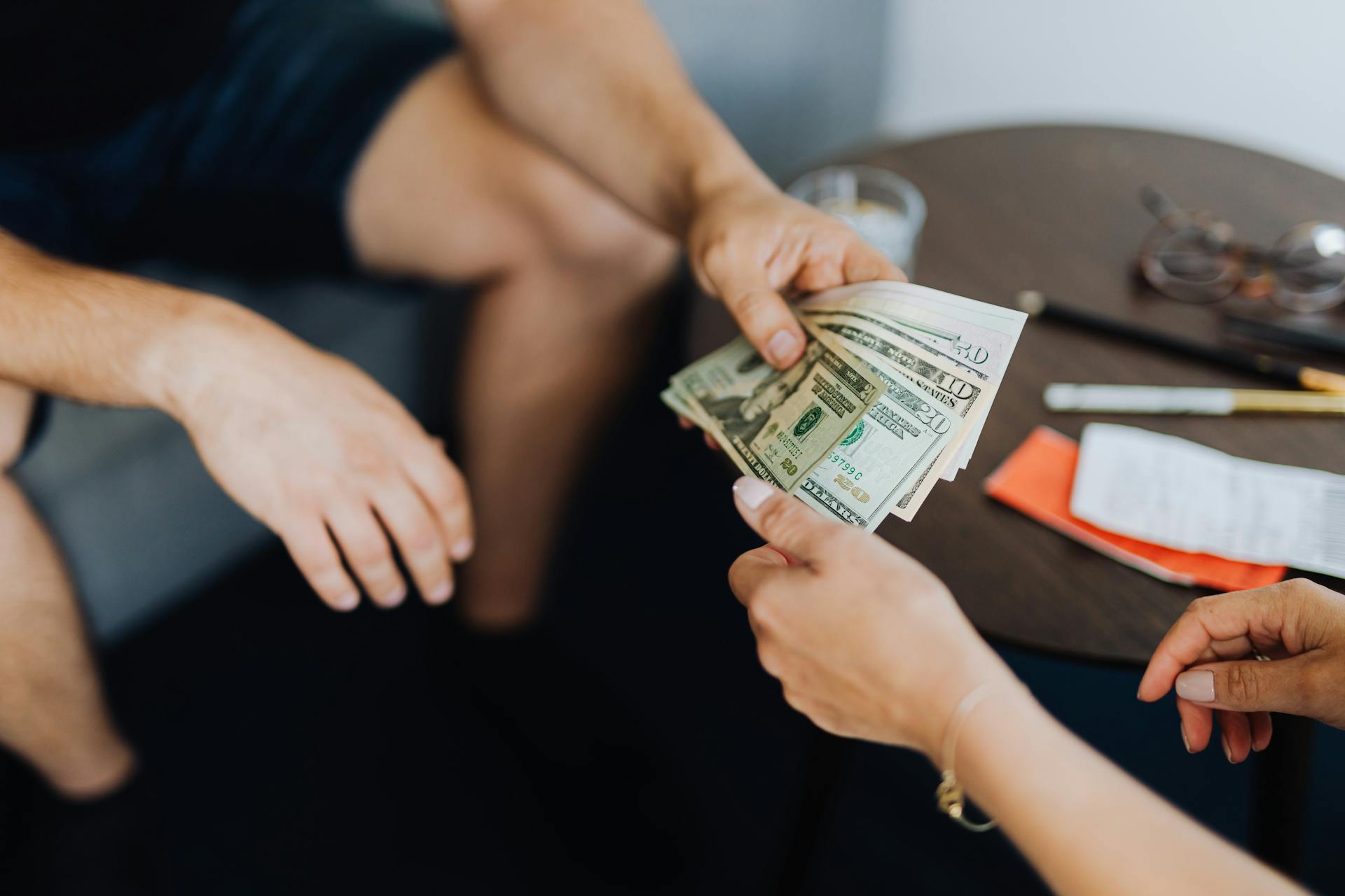 A man giving money to a woman | Source: Pexels