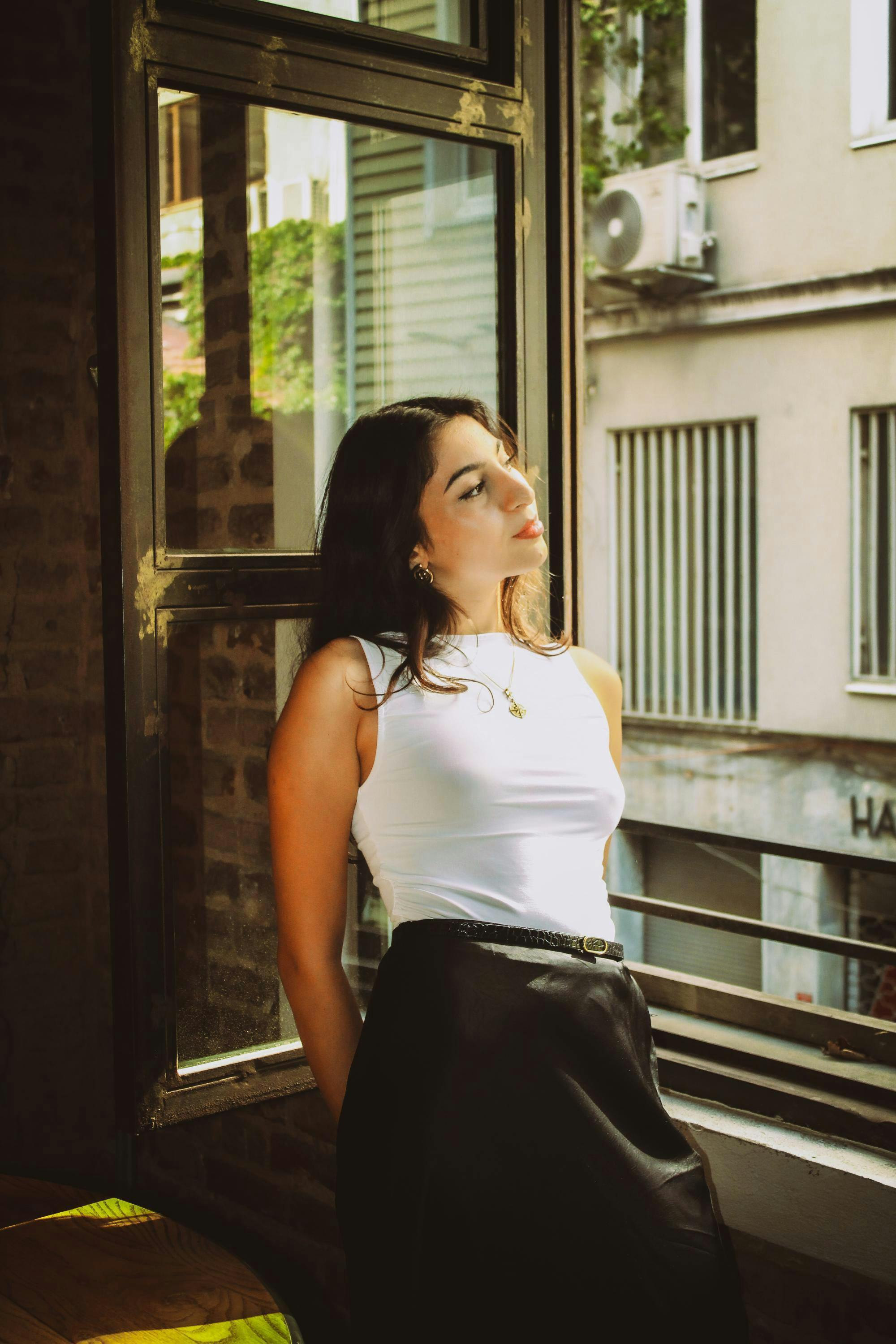 Woman leaning by the window | Source: Pexels