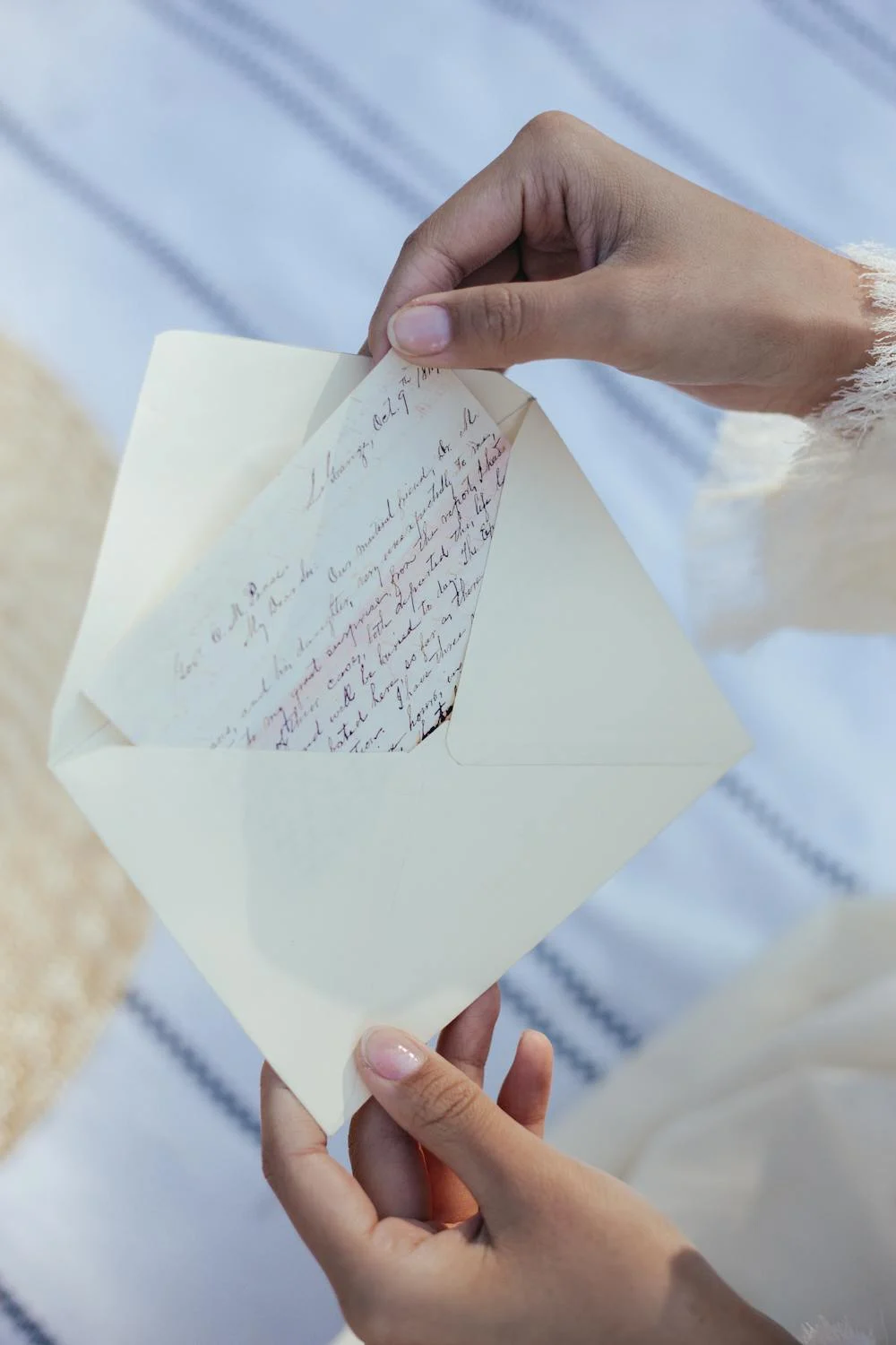 A woman holding a letter | Source: Pexels