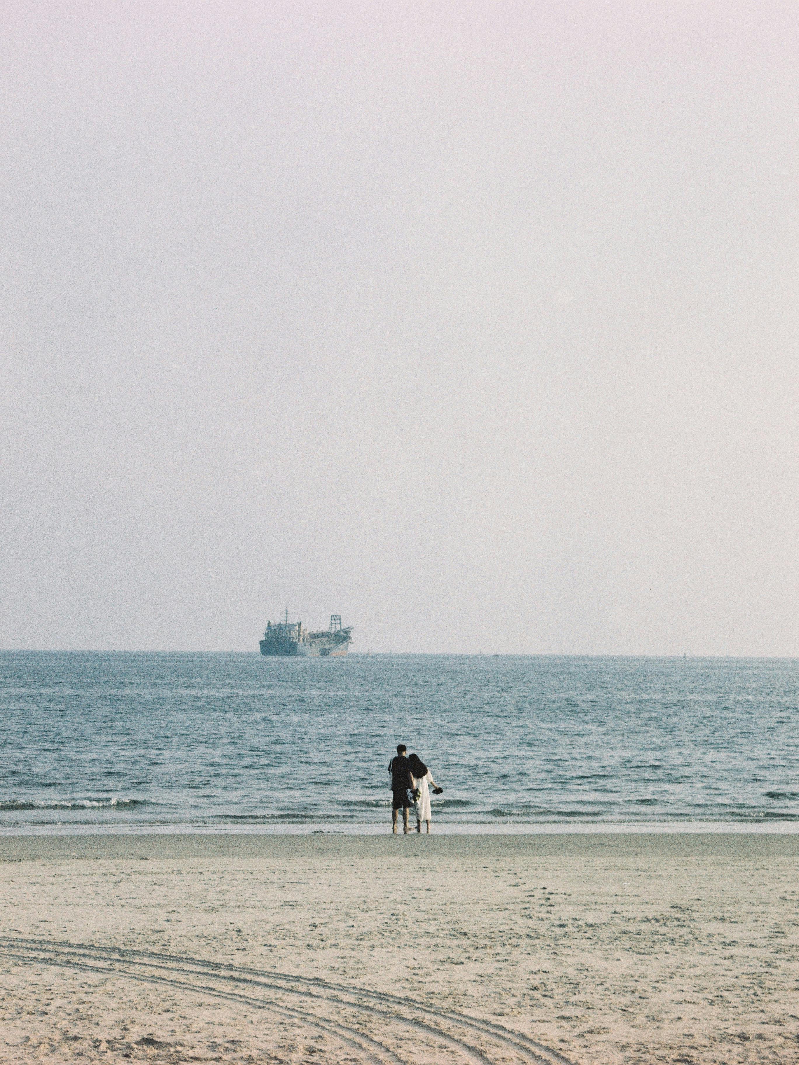 Two people on the beach | Source: Pexels