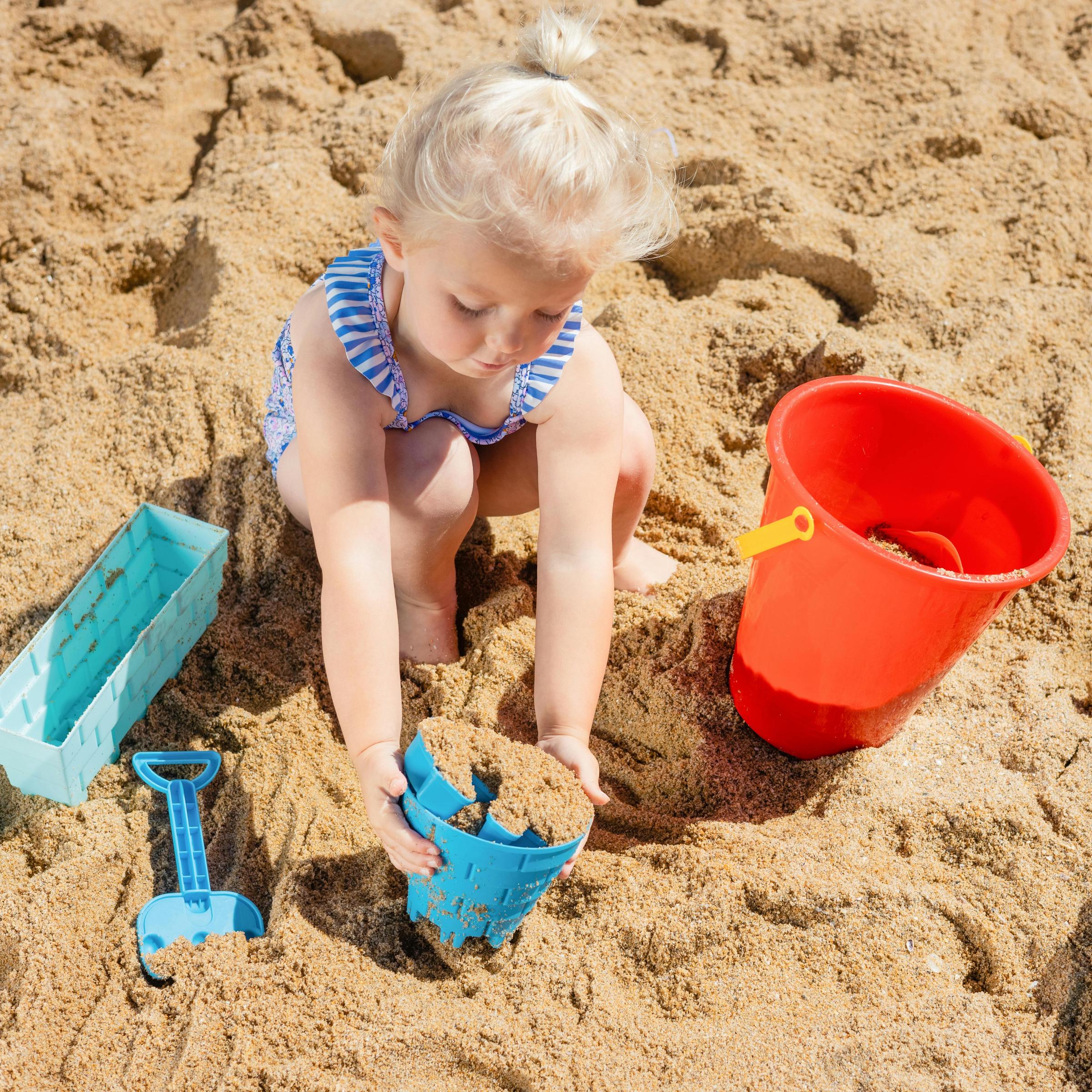 A child playing on a beach | Source: Pexels