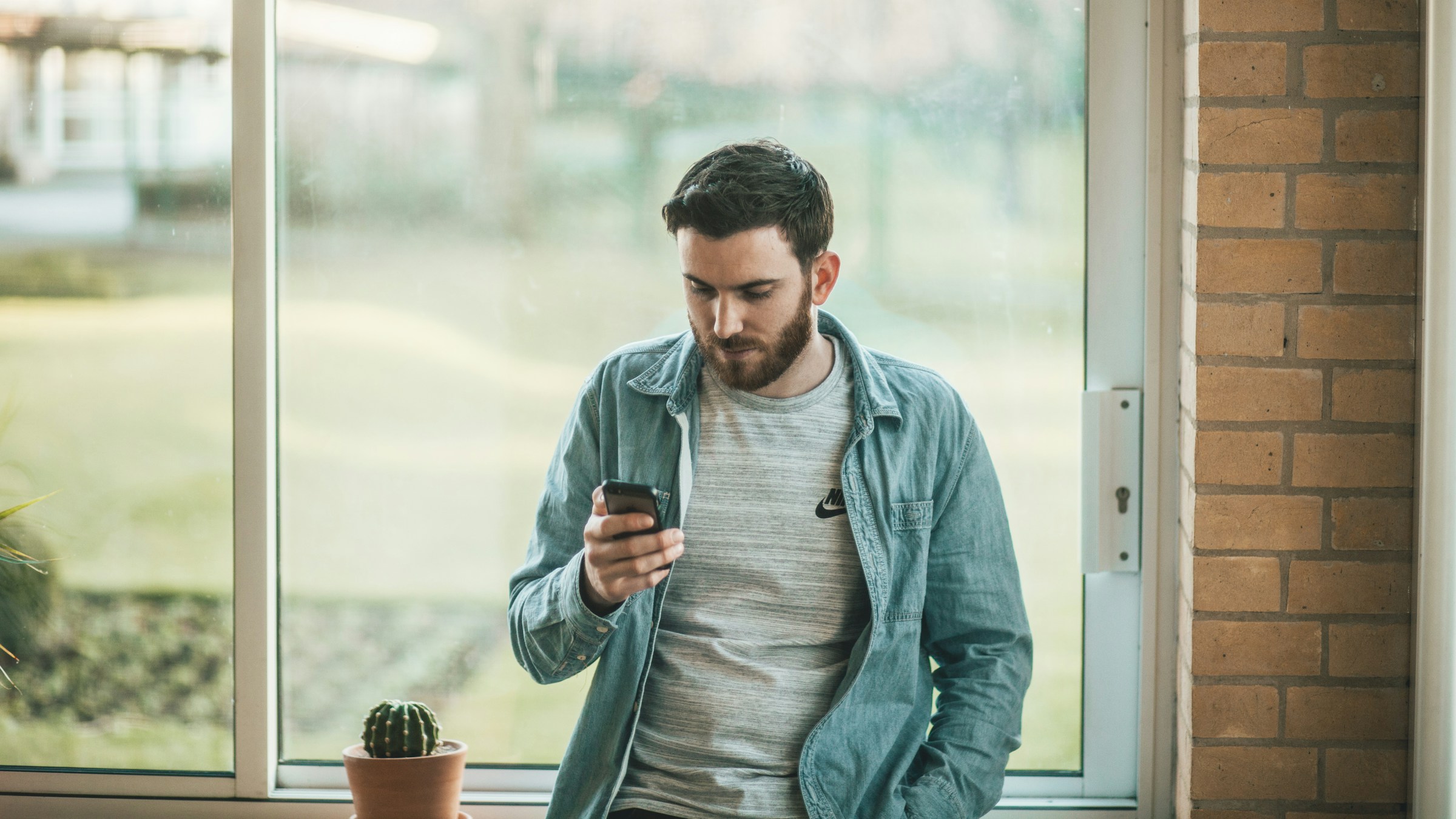 A man holding a phone | Source: Unsplash