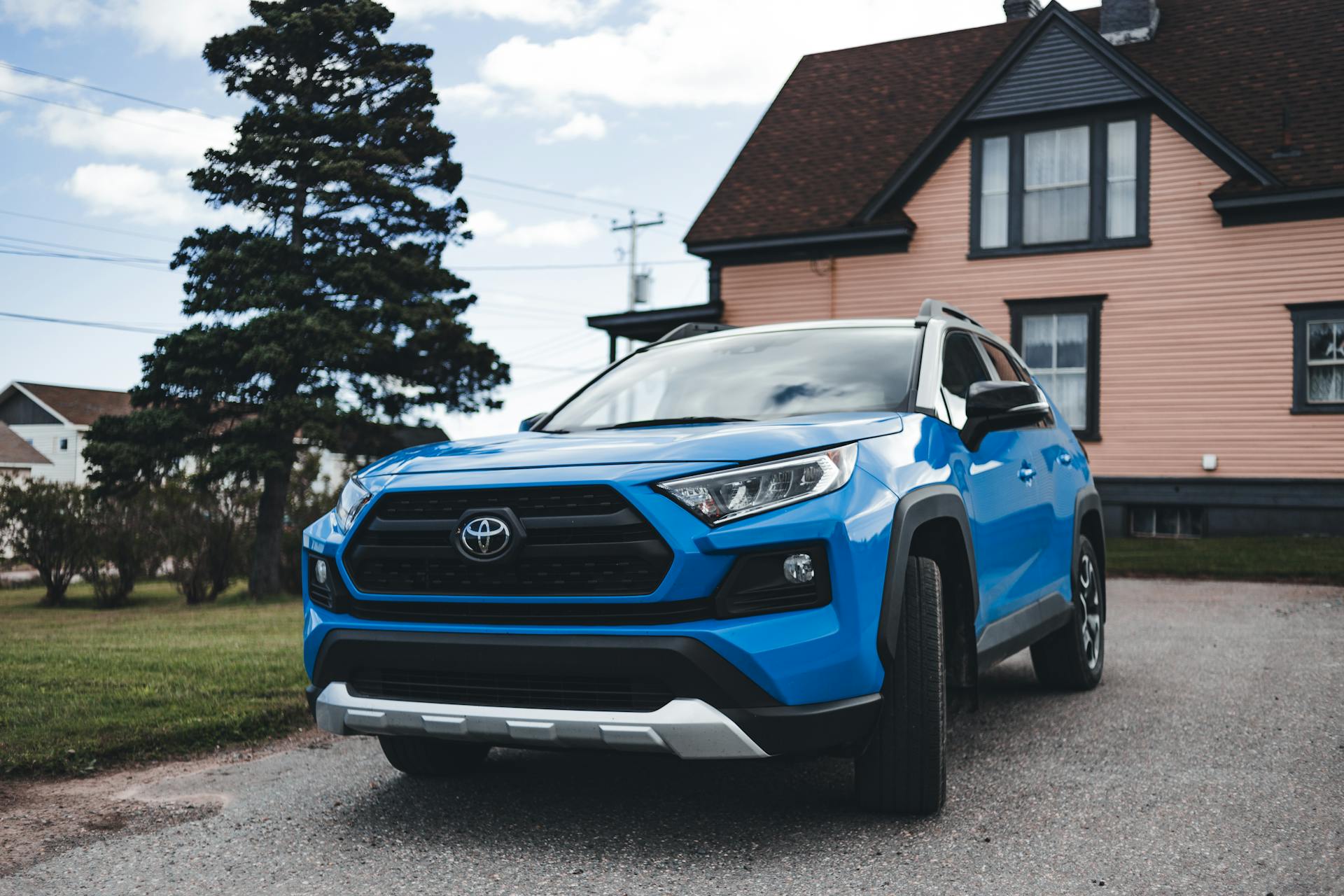 A blue car parked near a house | Source: Pexels