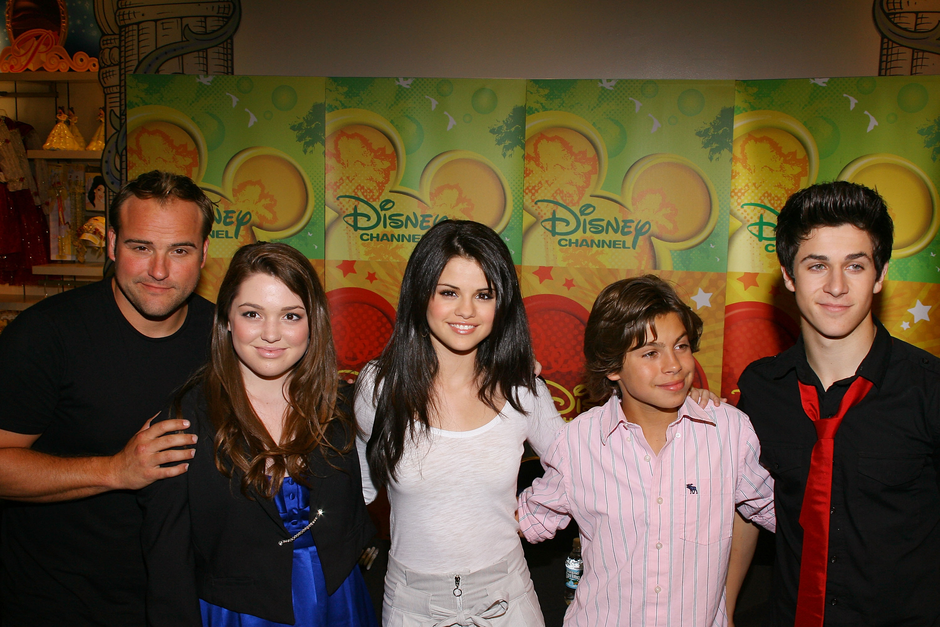 David DeLuise, Jennifer Stone, Selena Gomez, Jake T. Austin and David Henrie cast of "Wizards of Waverly Place" visits the World of Disney on September 6, 2008 in New York City. | Source: Getty Images
