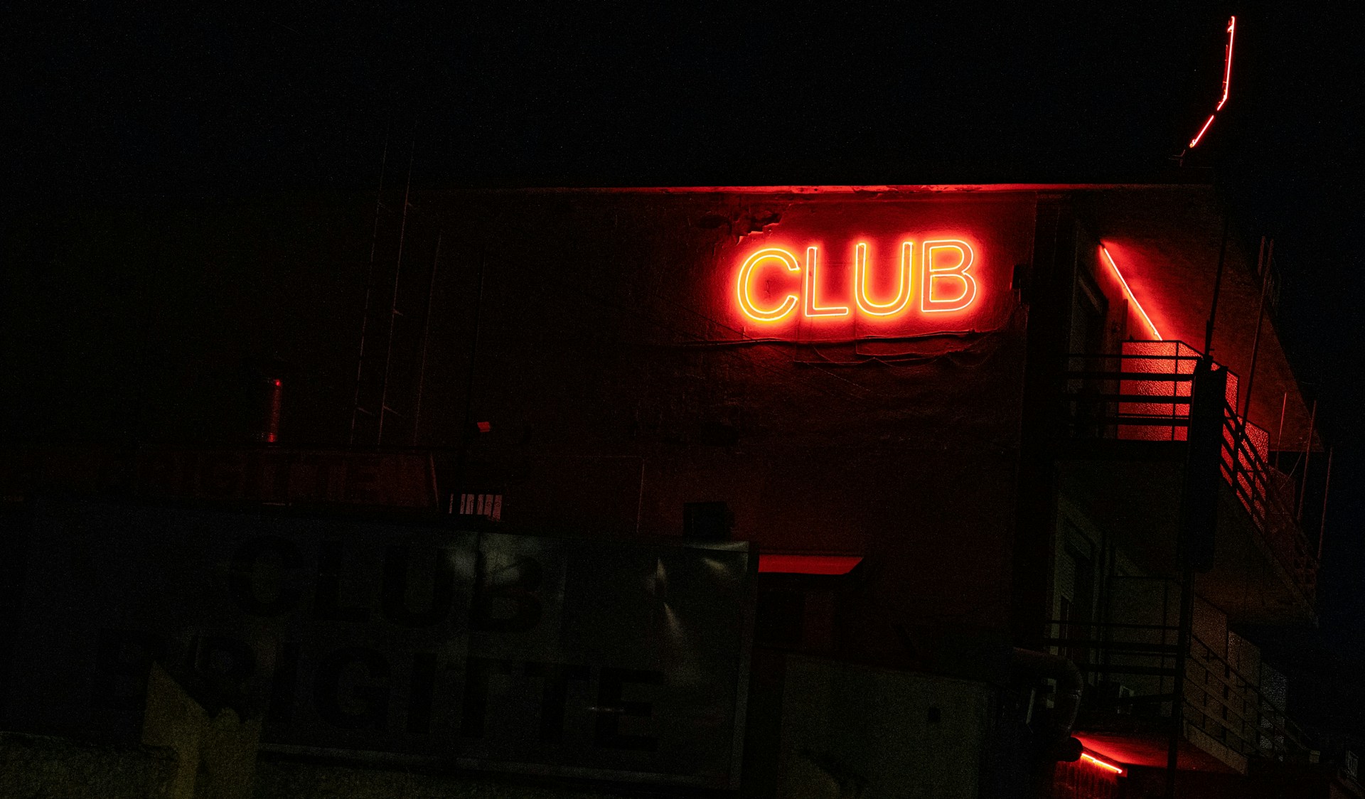 A neon sign outside an establishment | Source: Unsplash