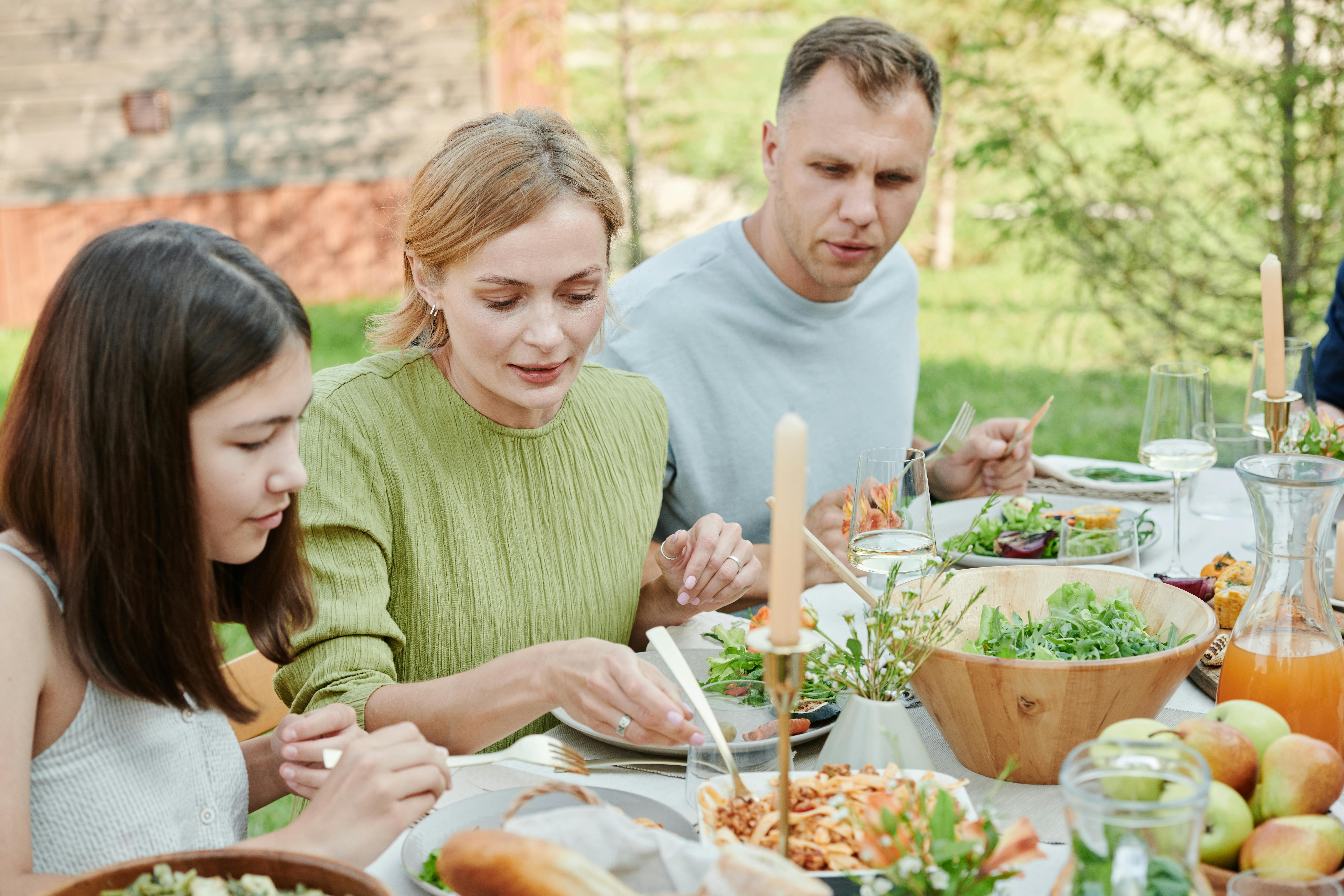 A family eating together | Source: Pexels