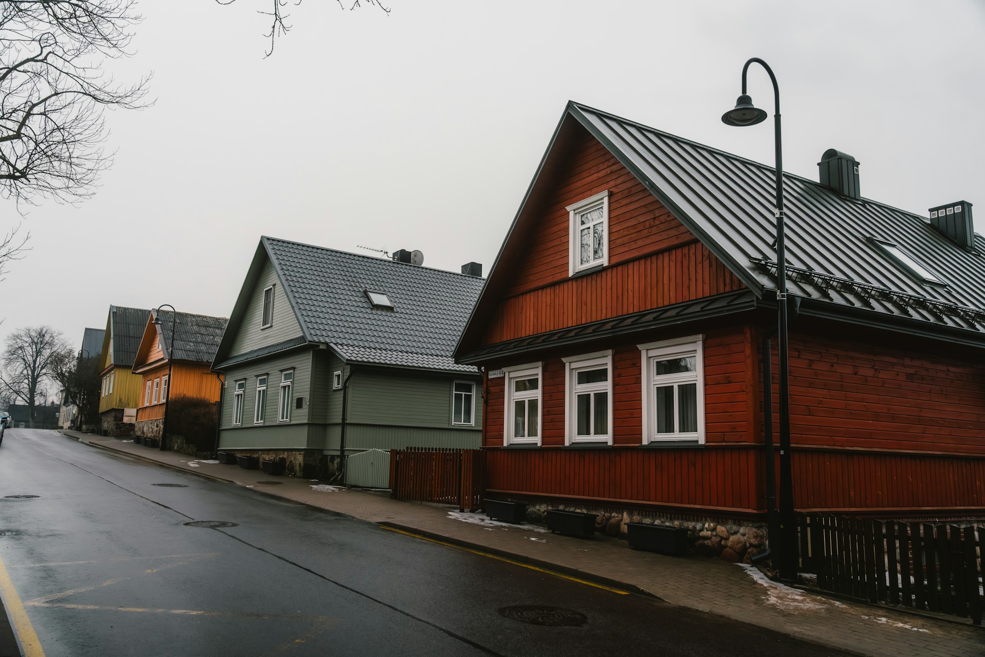 Houses lining a street | Source: Unsplash