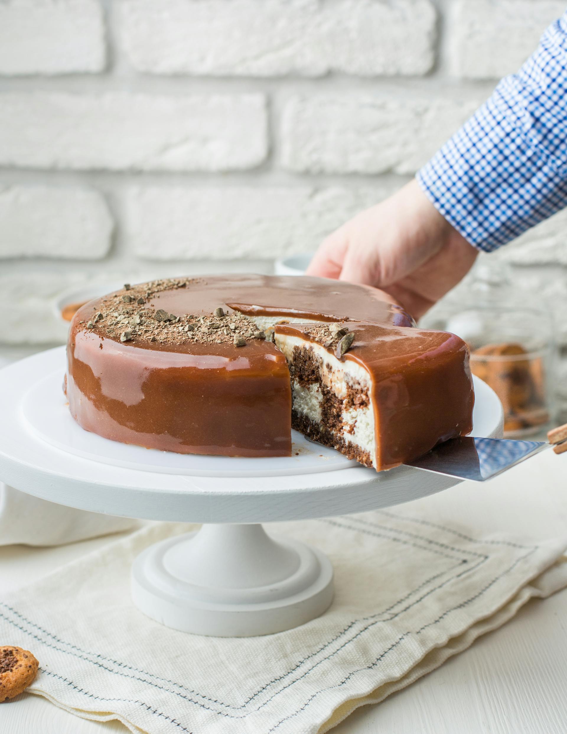 A man serving cake | Source: Pexels