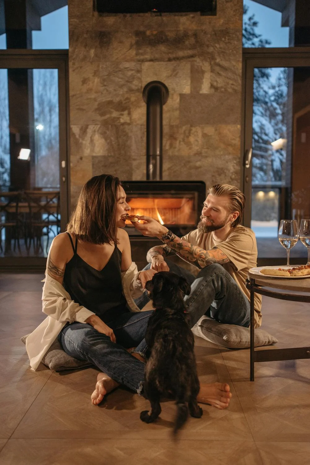 A couple enjoying their evening ⏐ Source: Pexels