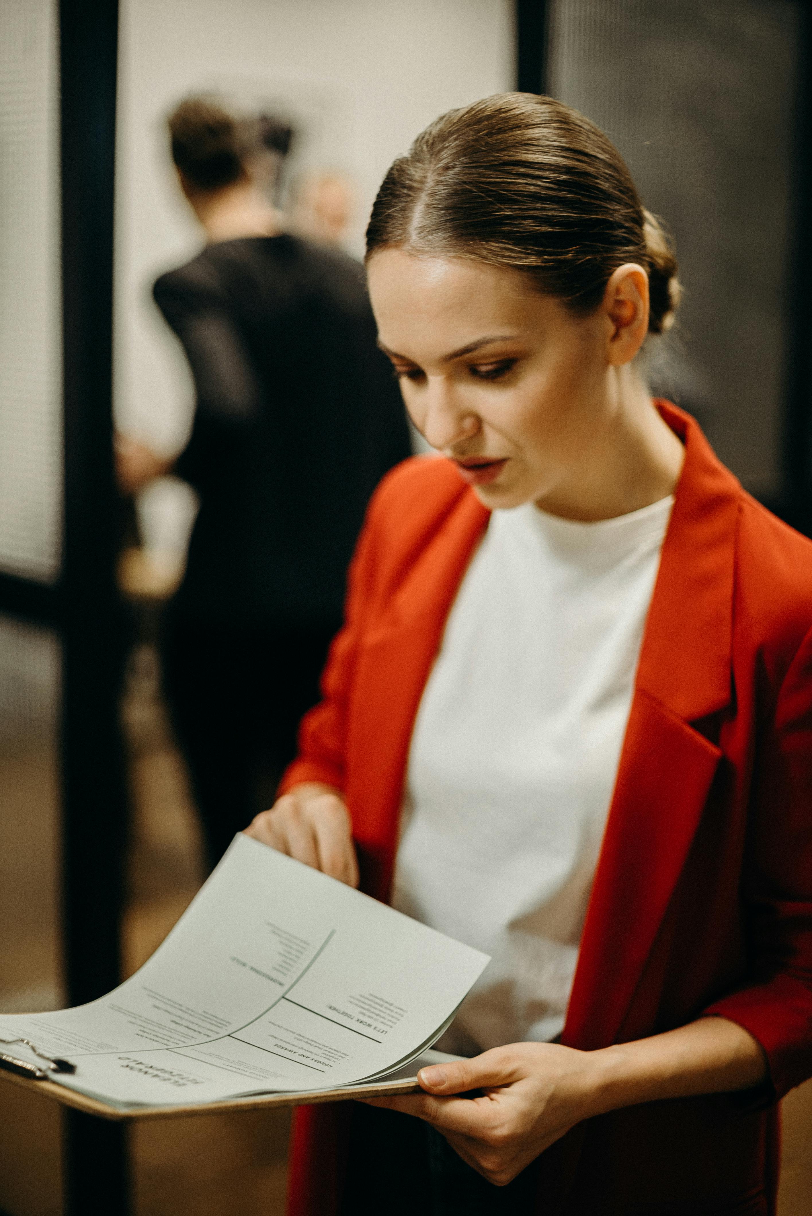 A woman holding a clipboard | Source: Pexels