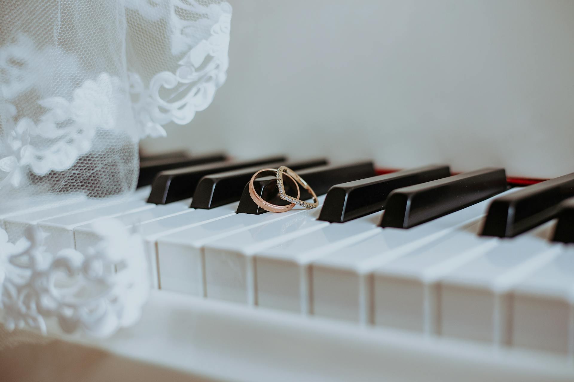 Wedding rings on a piano | Source: Pexels