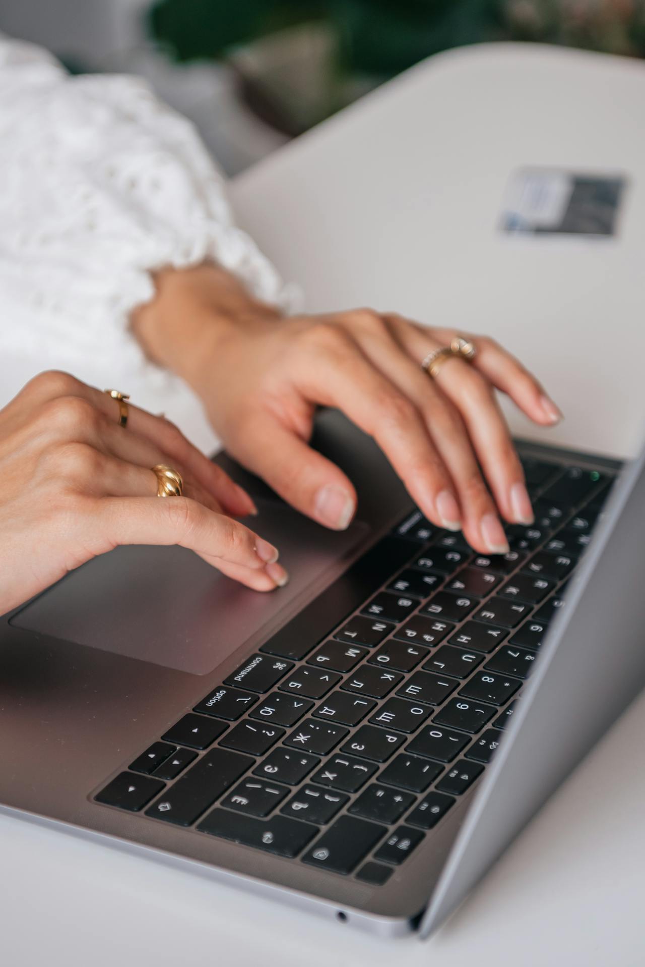 A woman using her laptop | Source: Pexels
