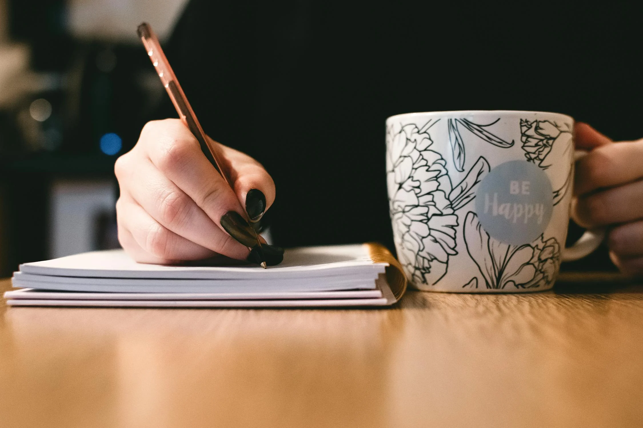 A woman writing | Source: Pexels