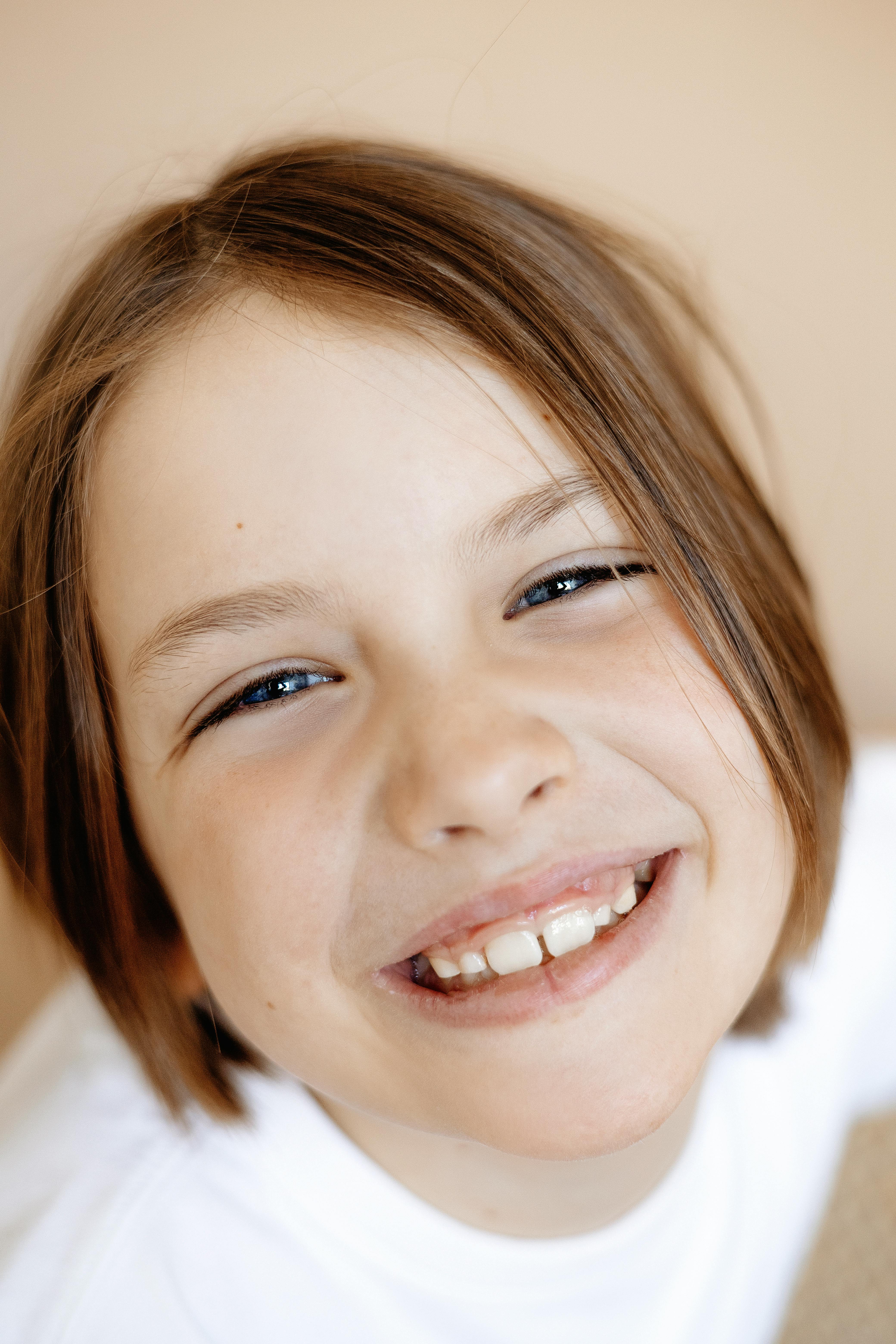 A boy laughing | Source: Pexels