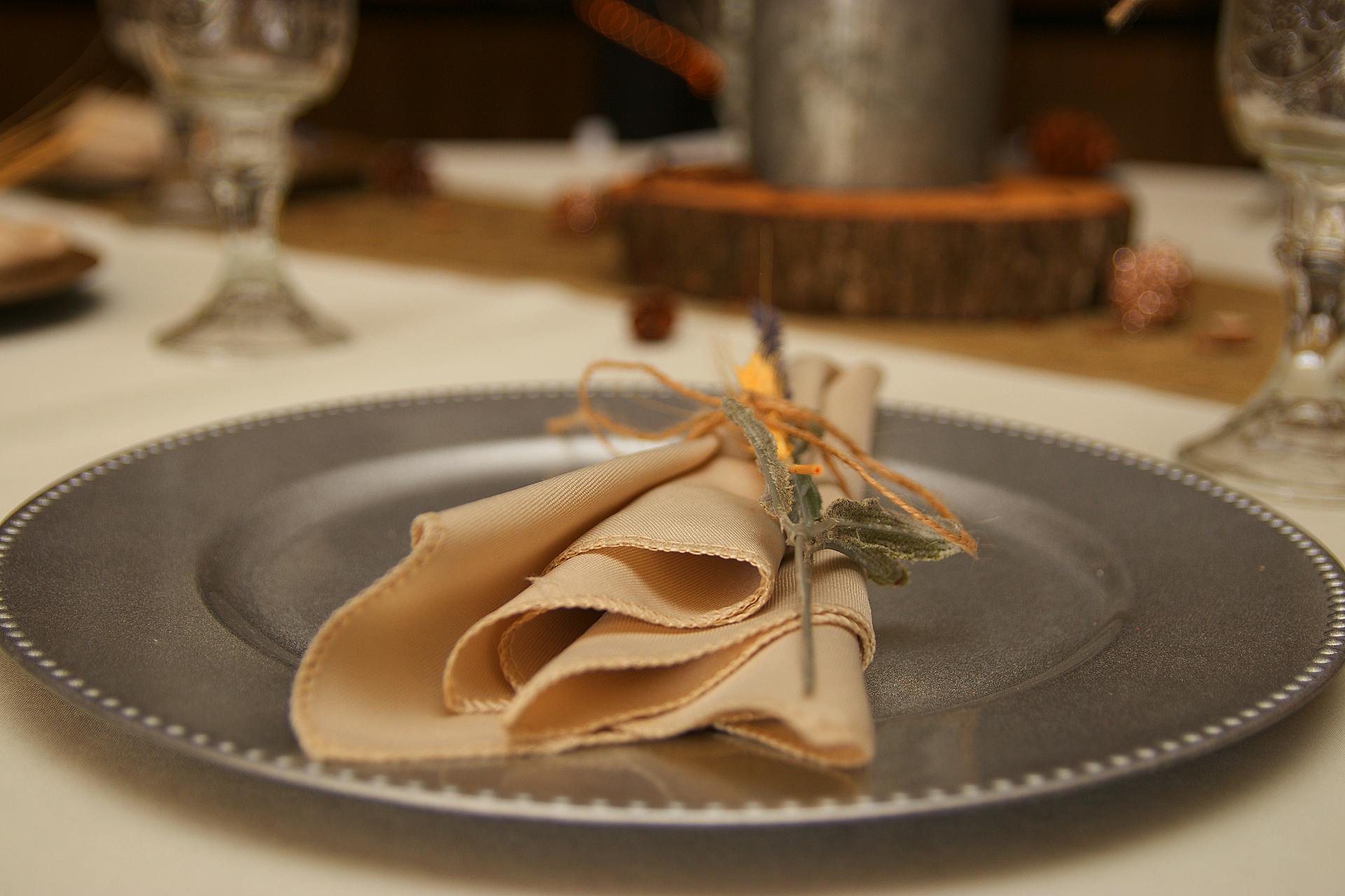A neatly folded napkin on a silver plate | Source: Pexels