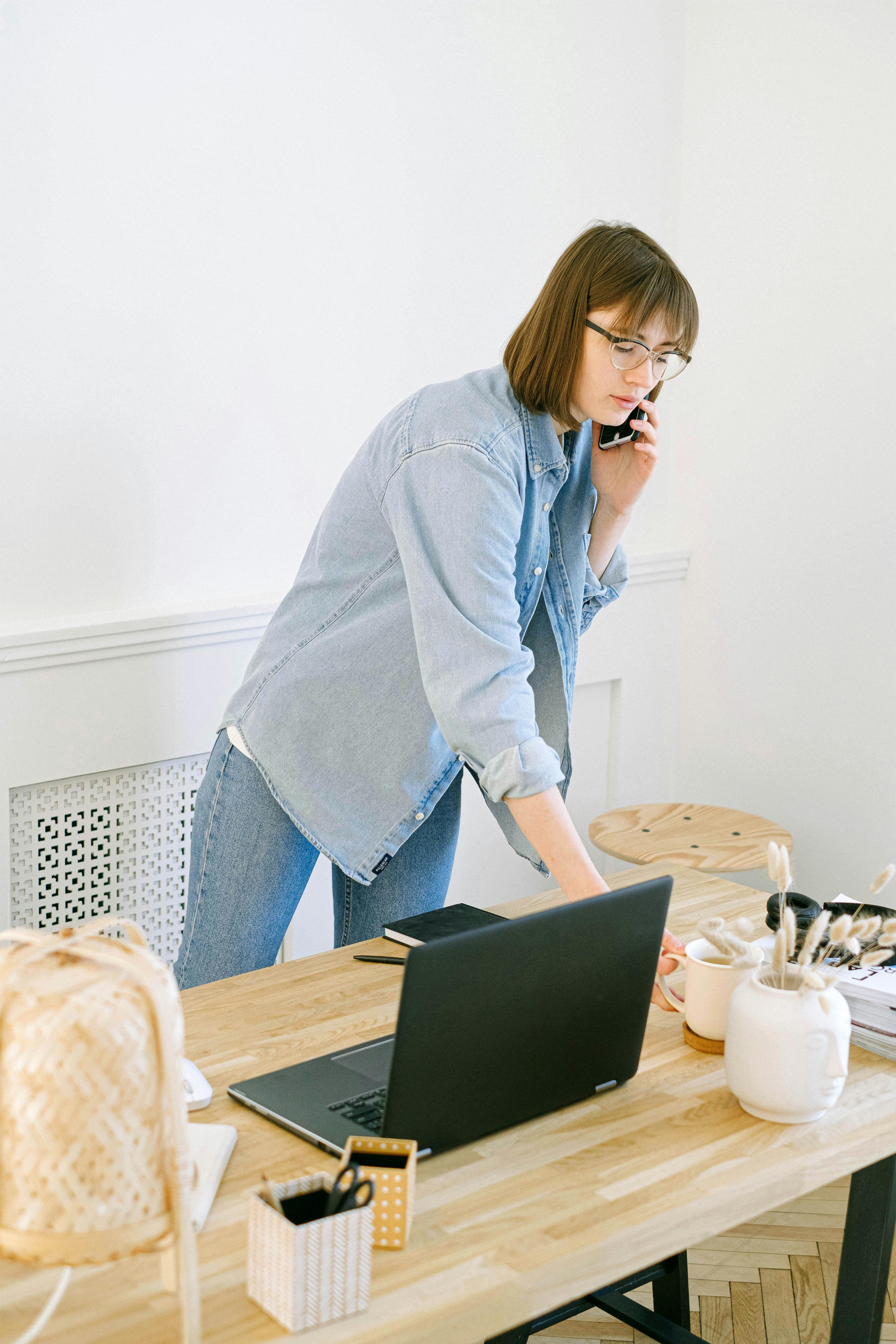 Woman talking on phone | Source: Pexels