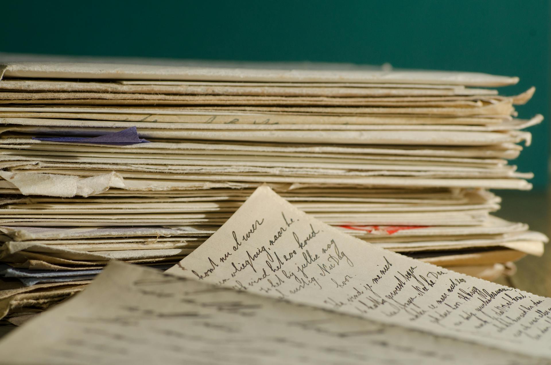 A letter on a table | Source: Pexels