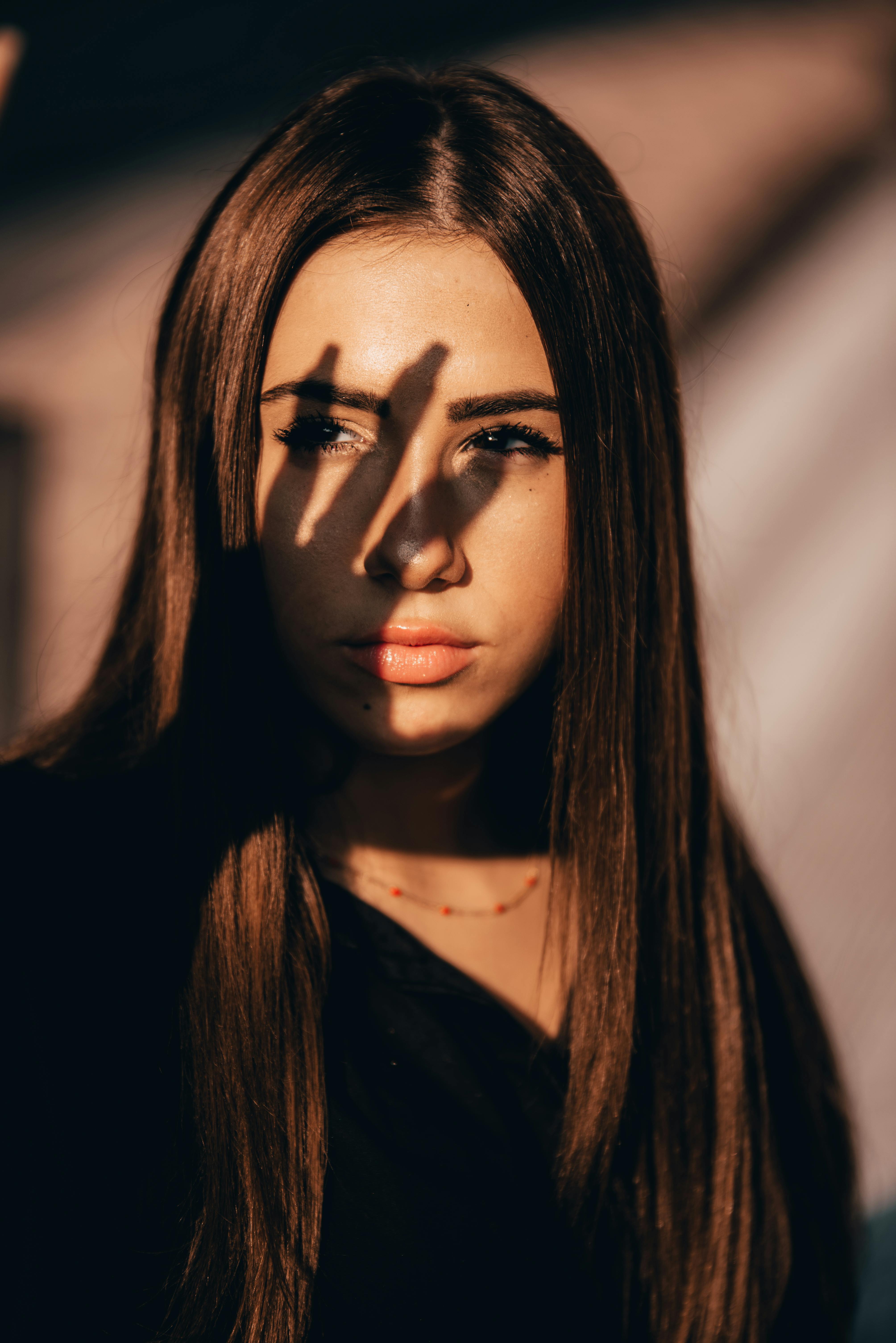 A woman squinting | Source: Pexels
