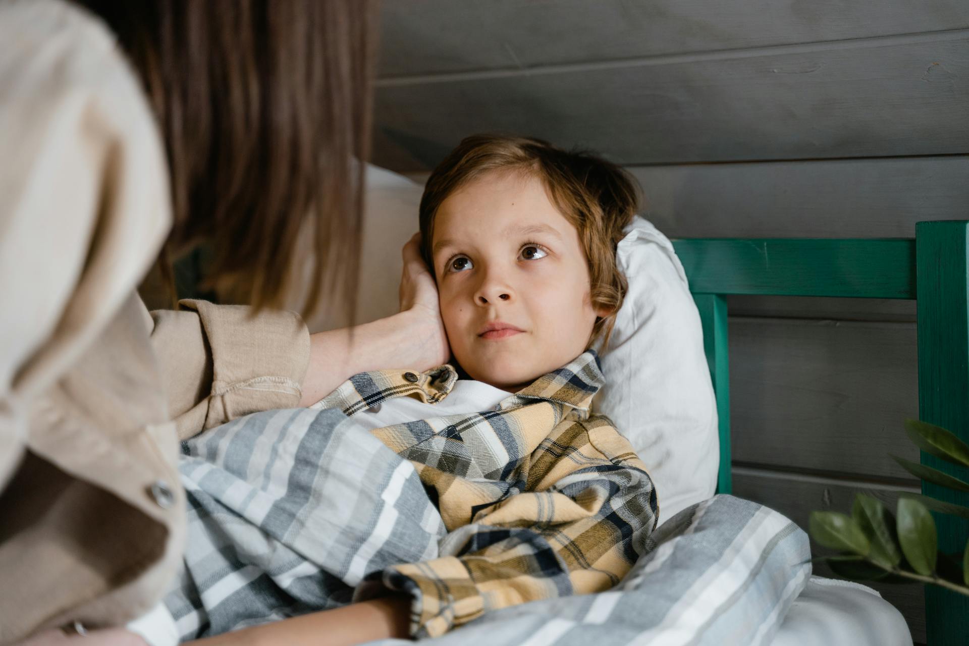 A mother comforting her heartbroken son | Source: Pexels