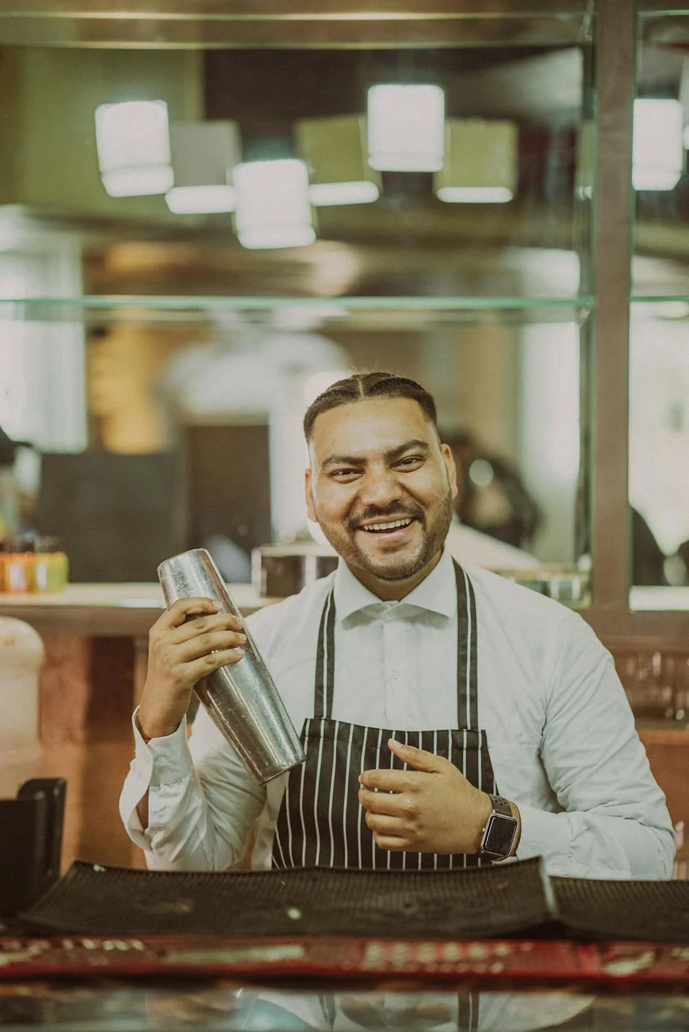 A smiling bartender | Source: Pexels