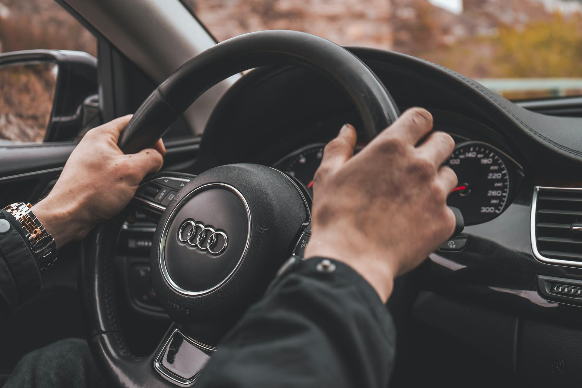A man's hands on a steering wheel | Source: Pexels
