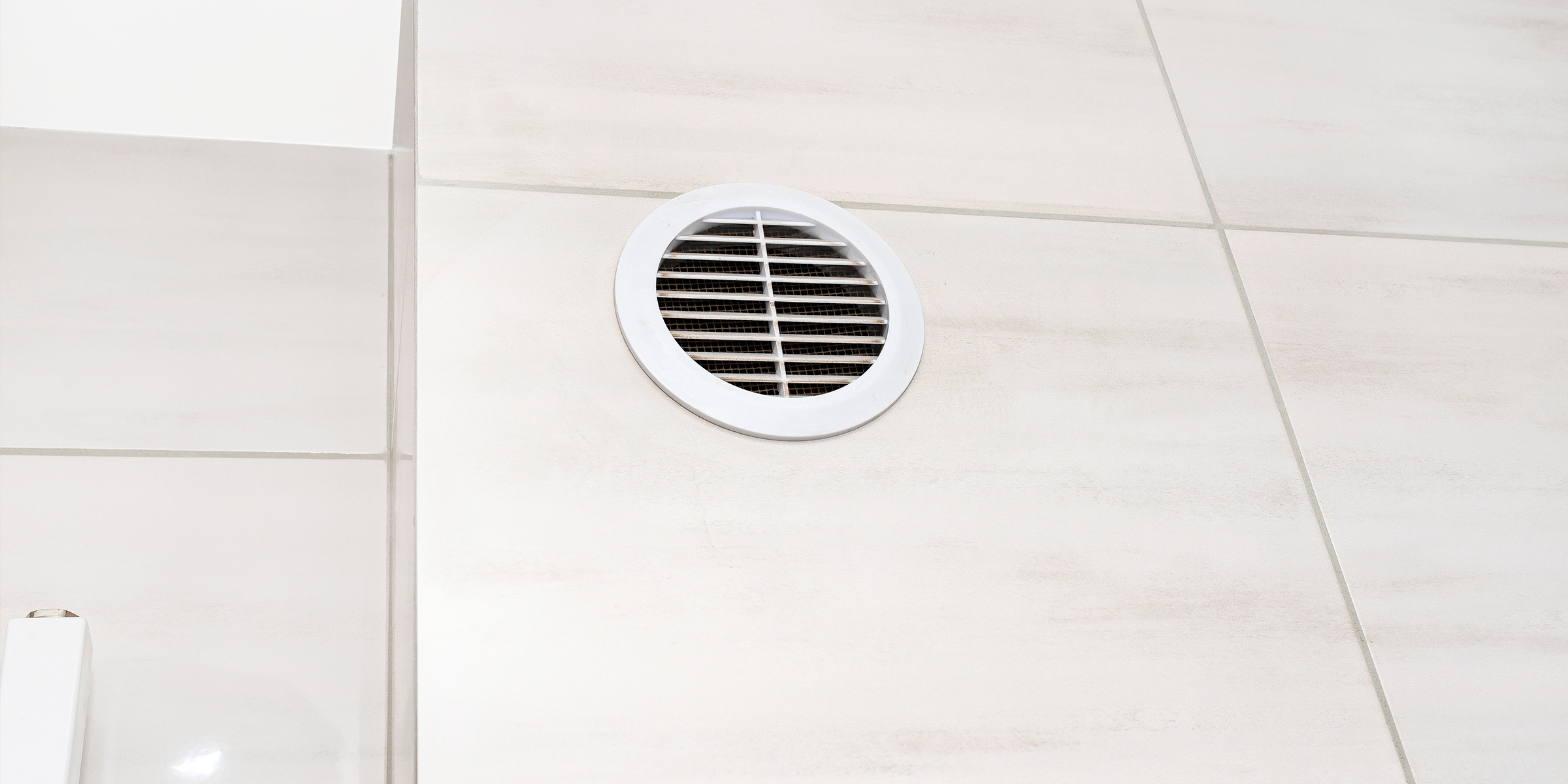 An air vent in a bathroom | Source: Shutterstock