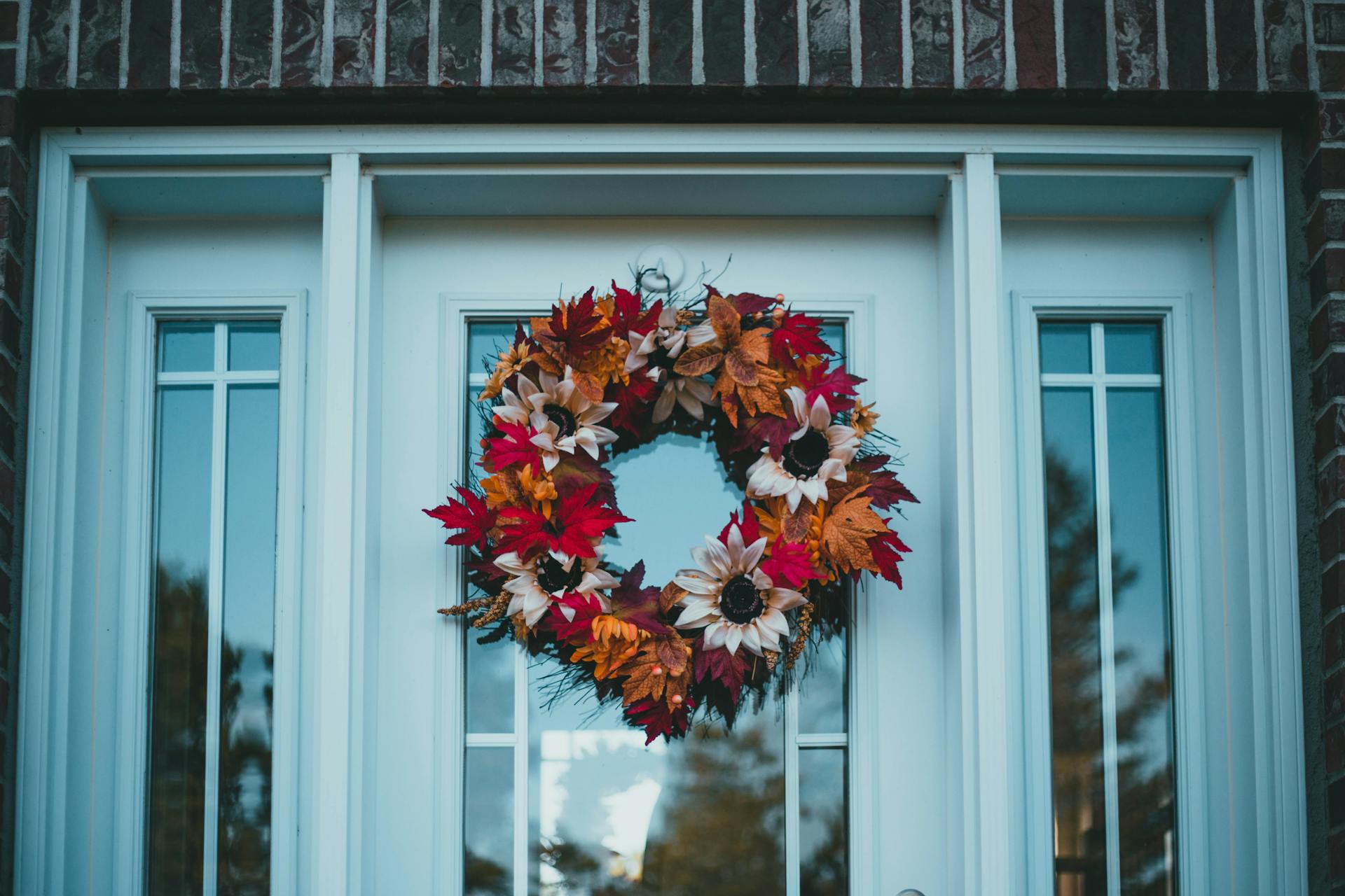 A front door with a wreath | Source: Pexels
