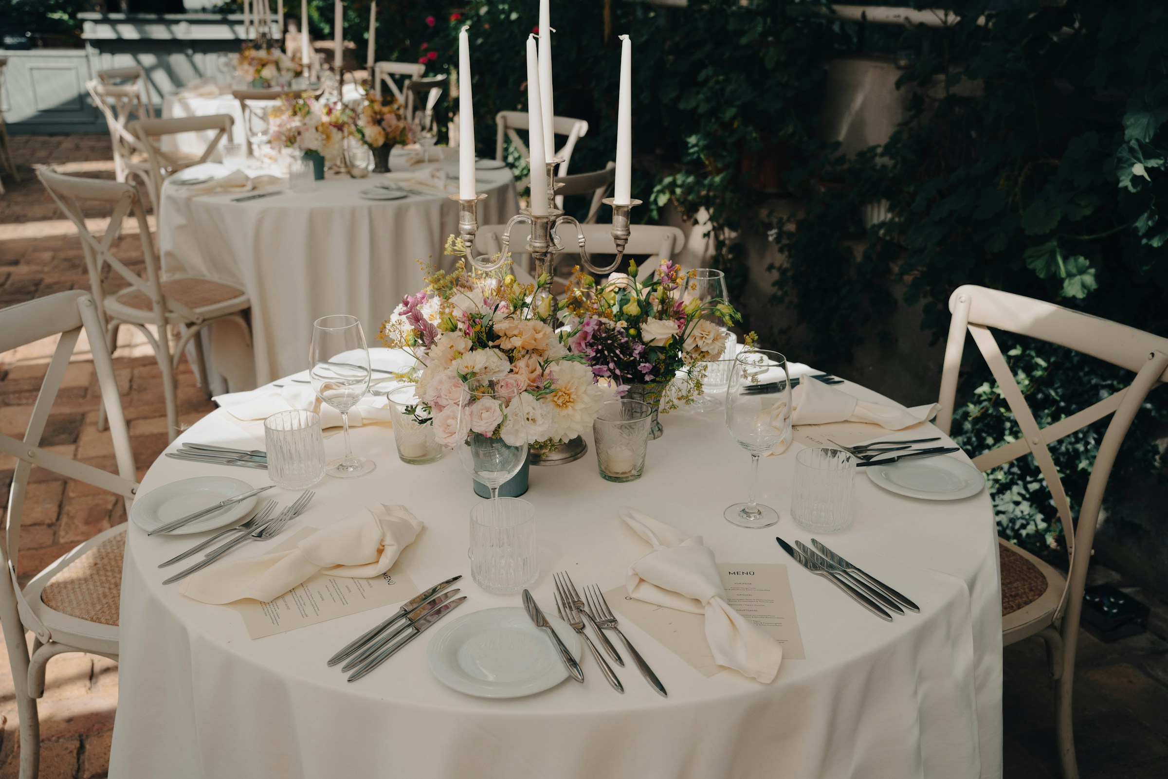 Empty wedding venue tables | Source: Unsplash