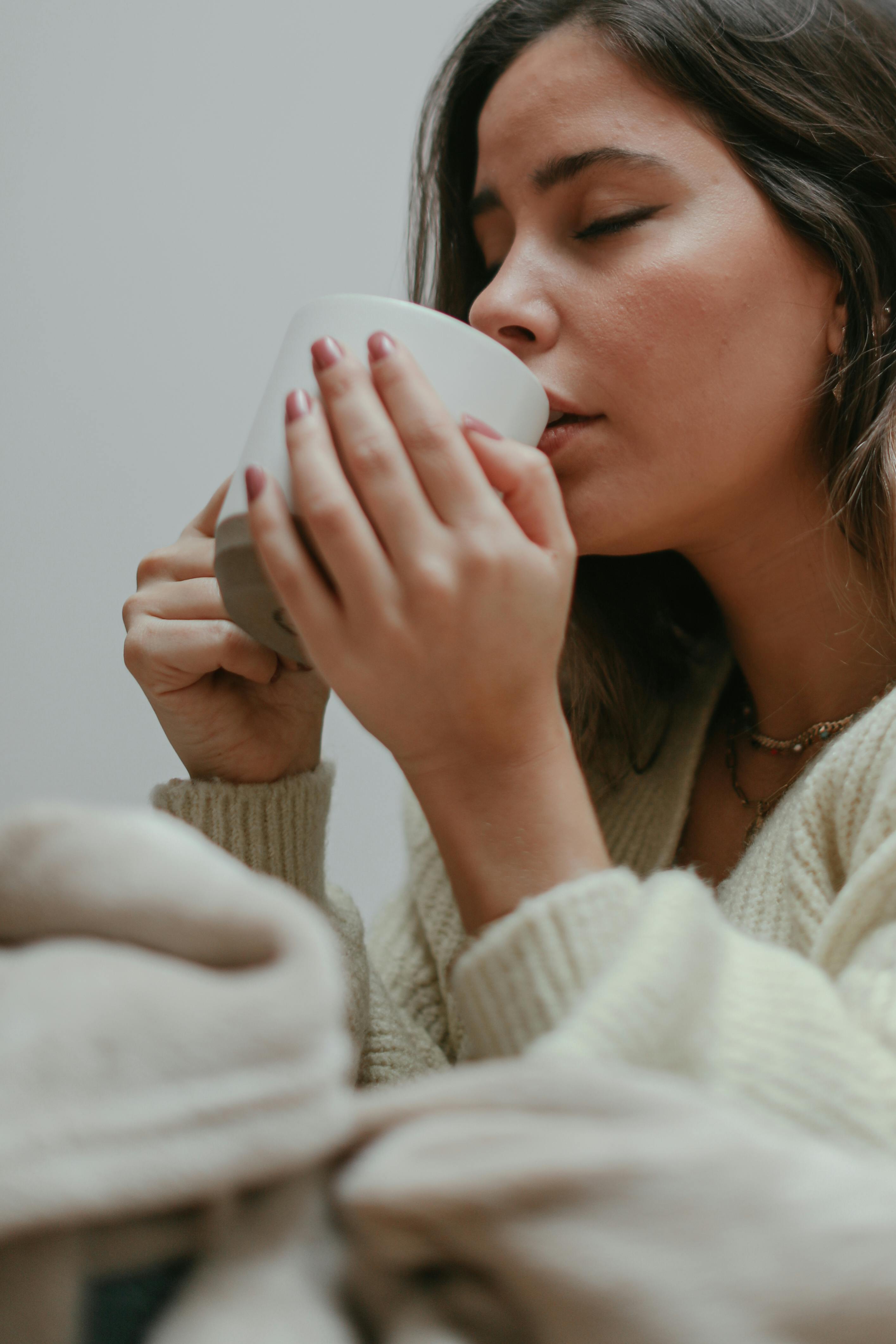 A content woman drinking tea | Source: Pexels