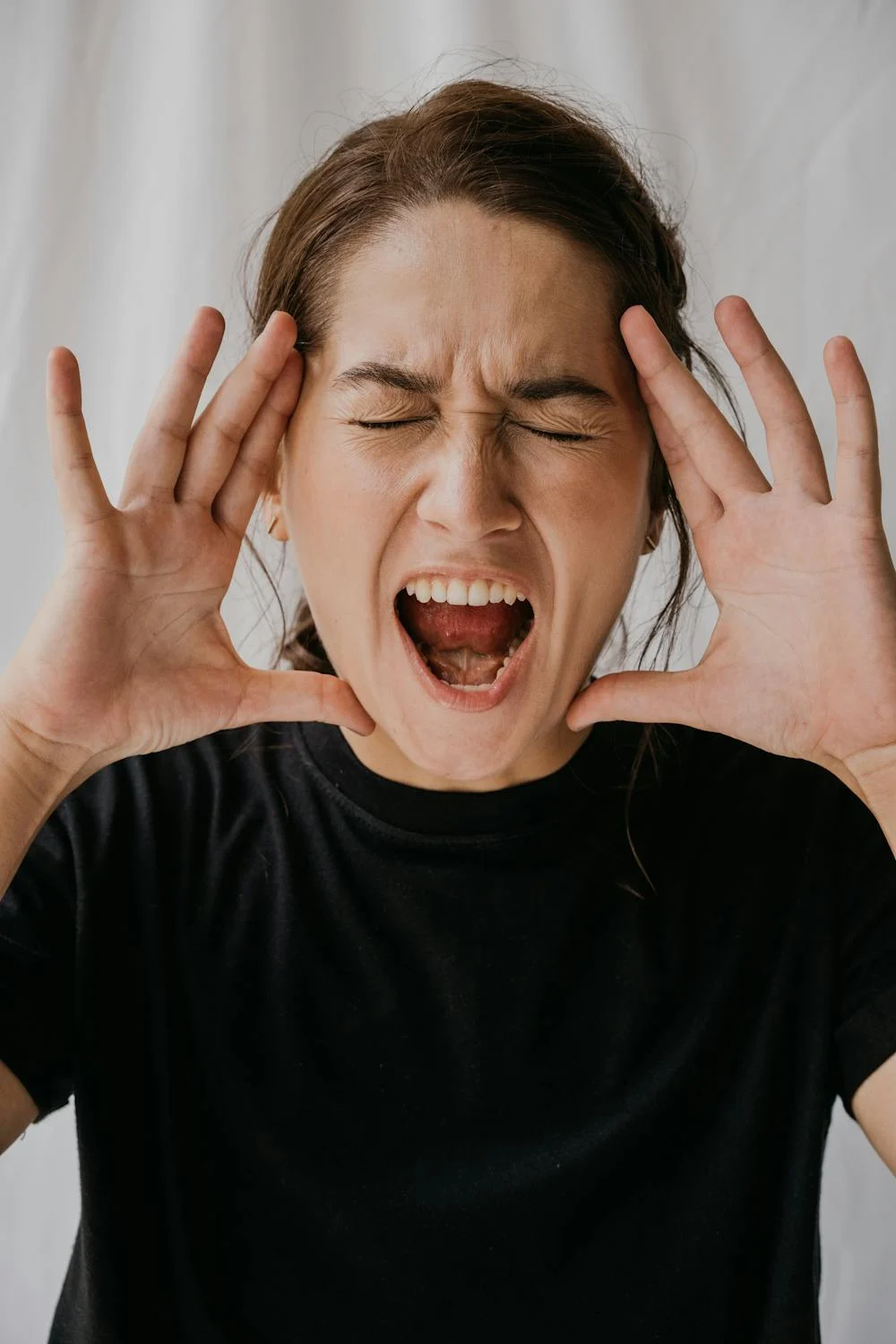 A woman shouting | Source: Pexels