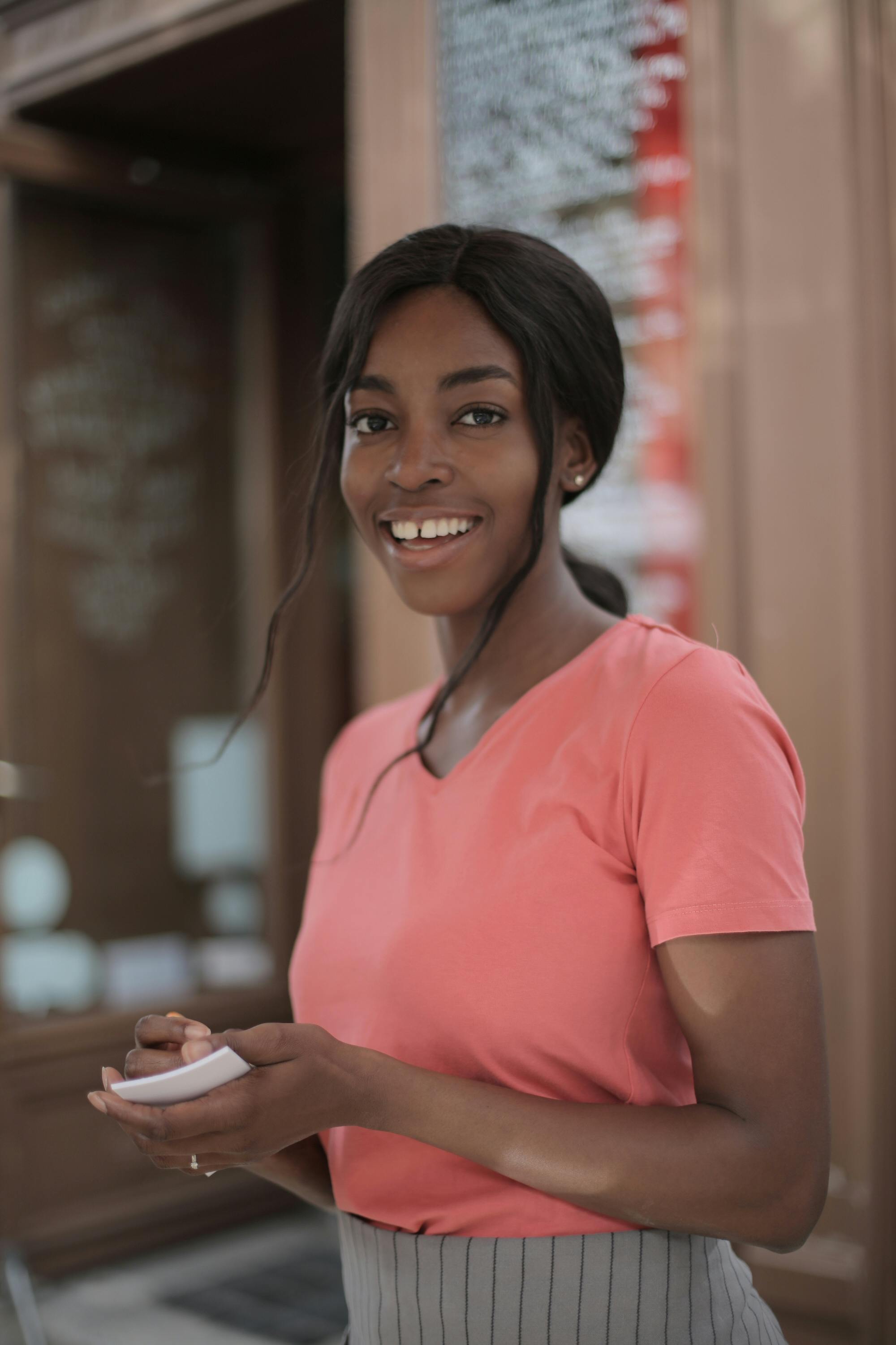 A waitress | Source: Pexels