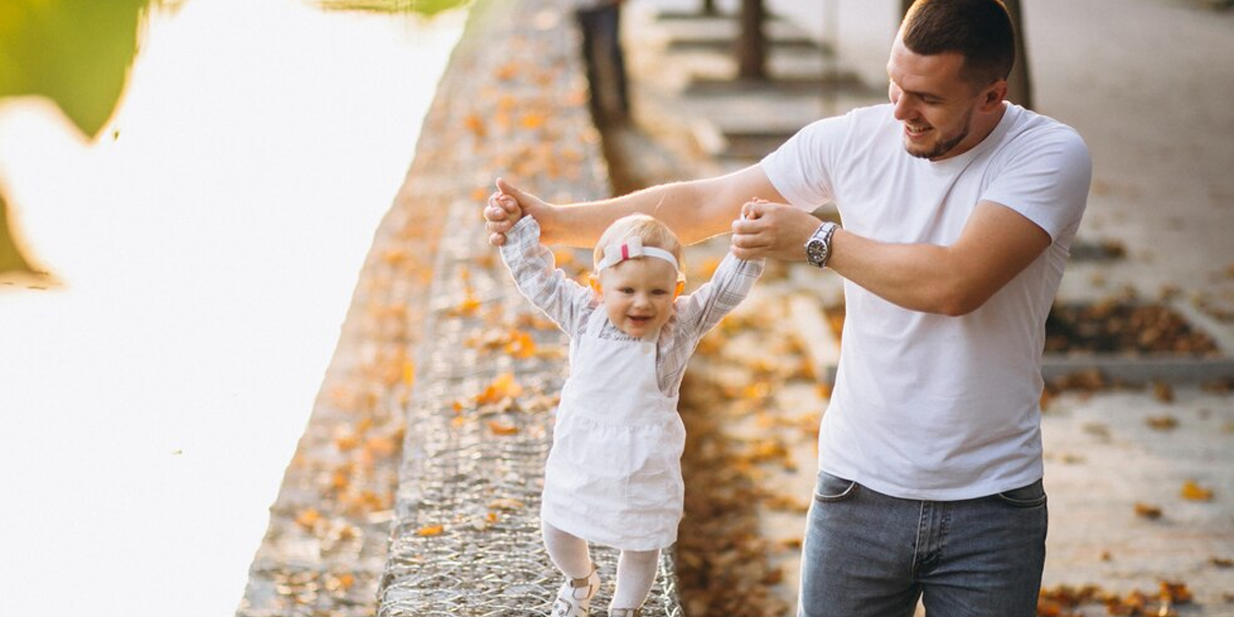 A man walking with his daughter | Source: Freepik