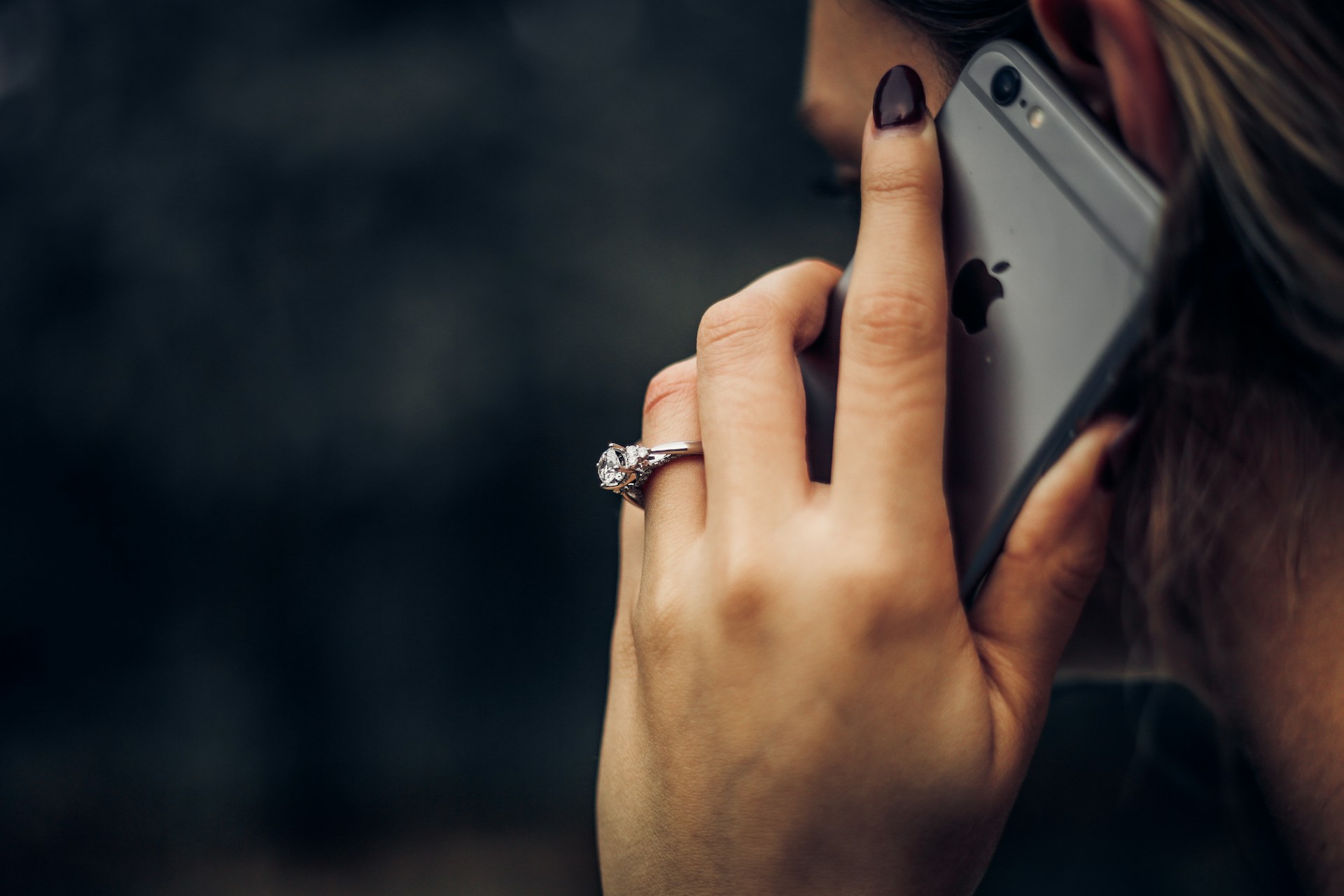 A woman talking on the phone | Source: Unsplash