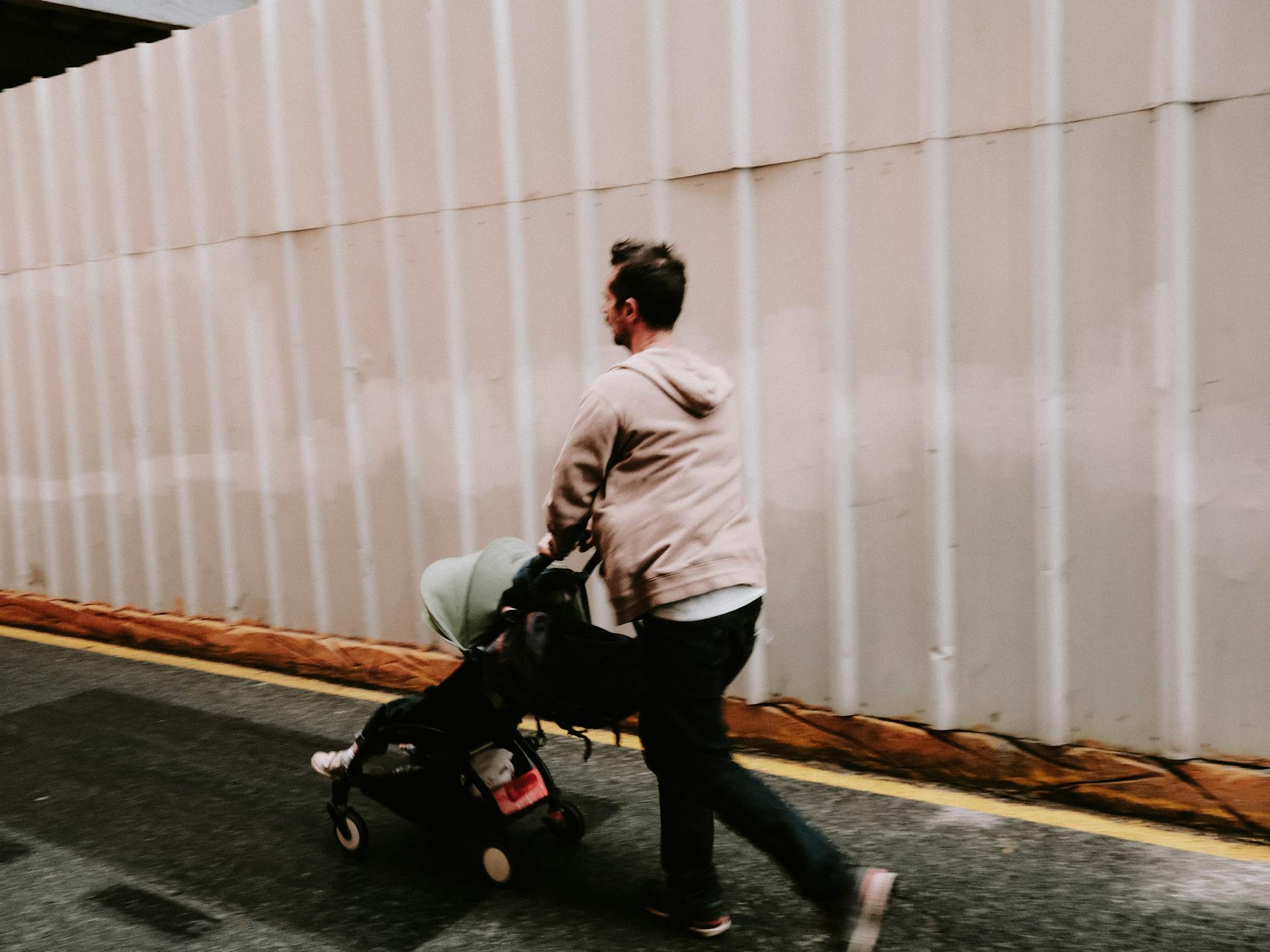 A man pushing a baby stroller | Source: Pexels