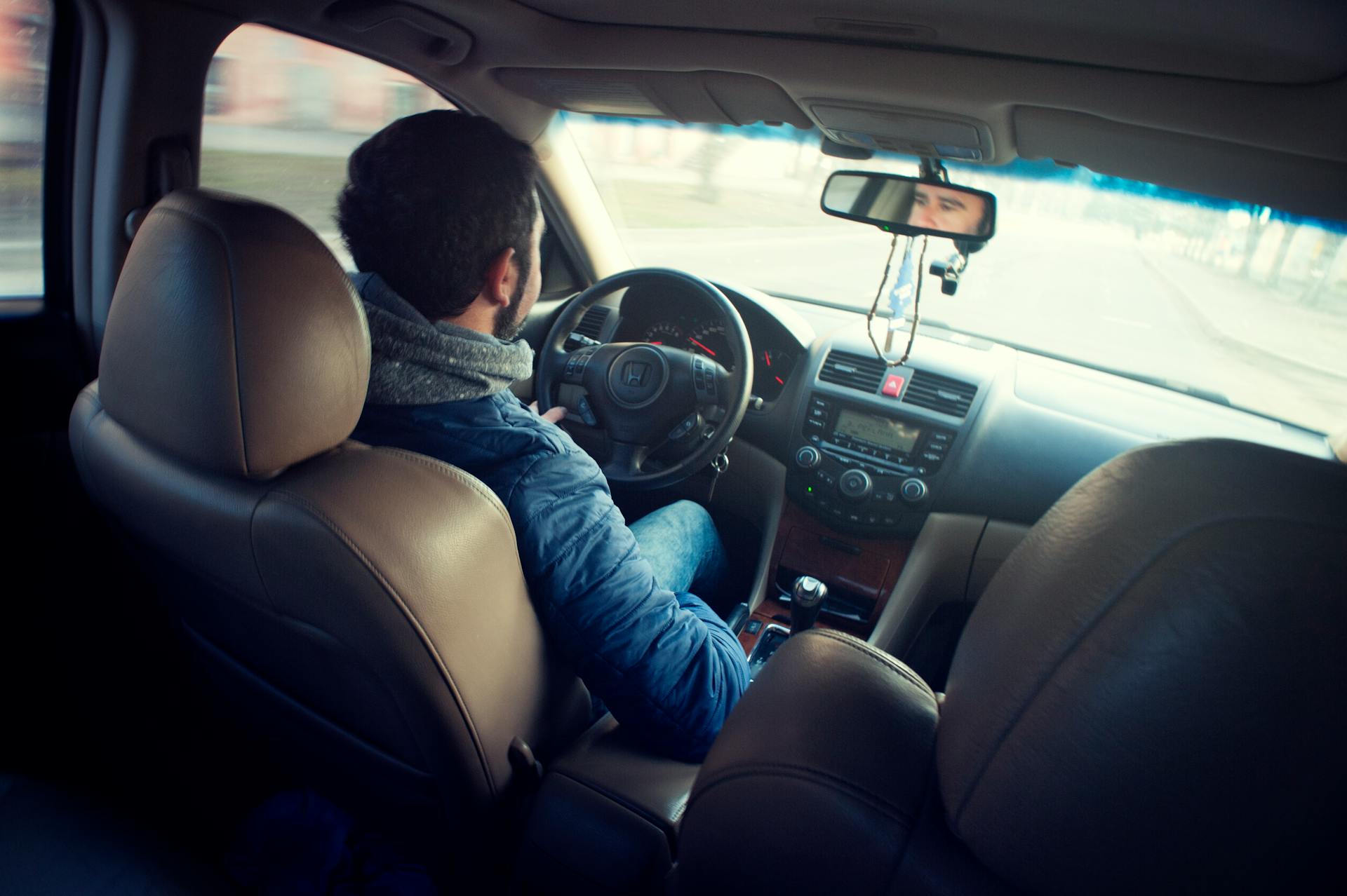 Un homme au volant d'une voiture | Source : Pexels