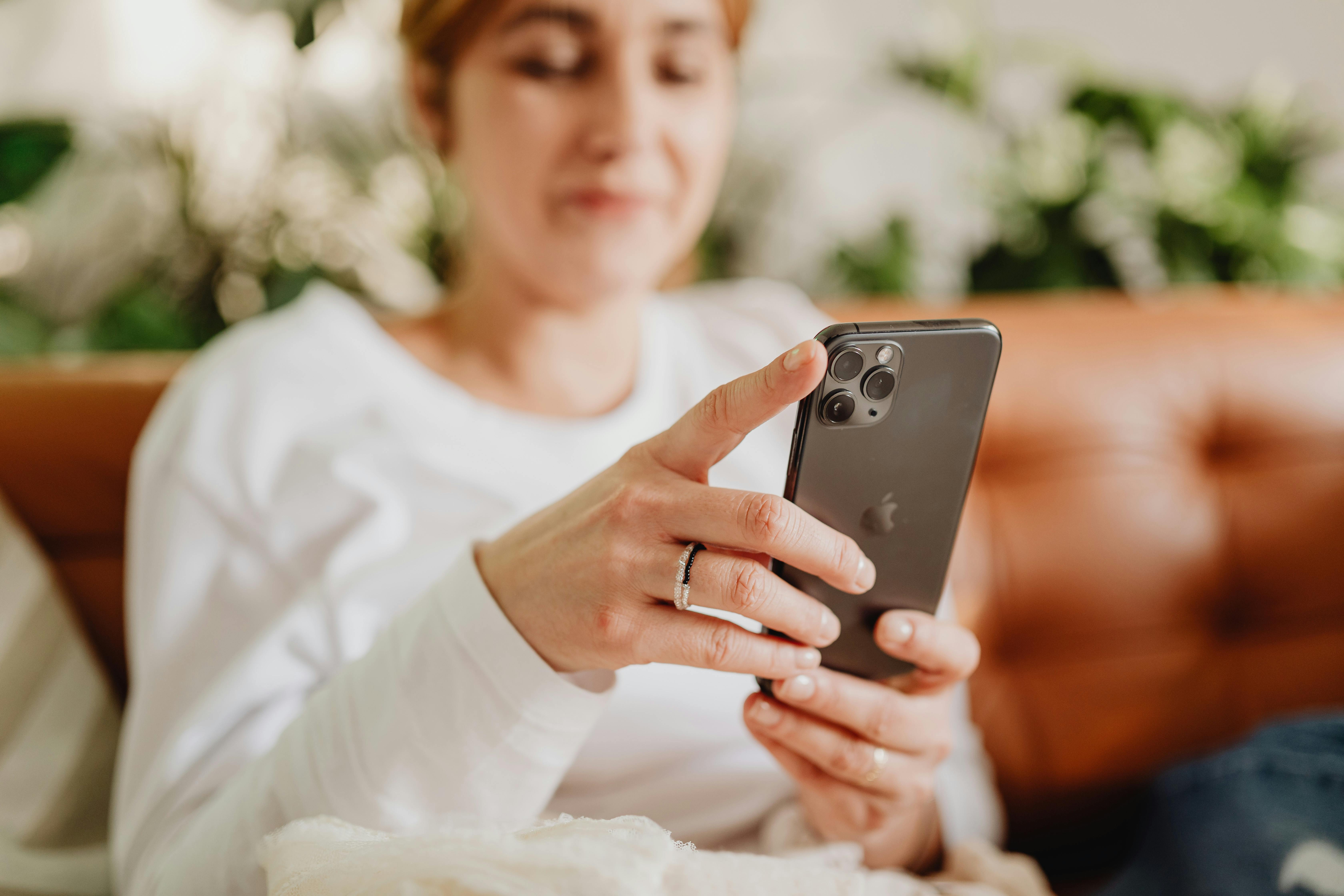 Woman using a smartphone | Source: Midjourney