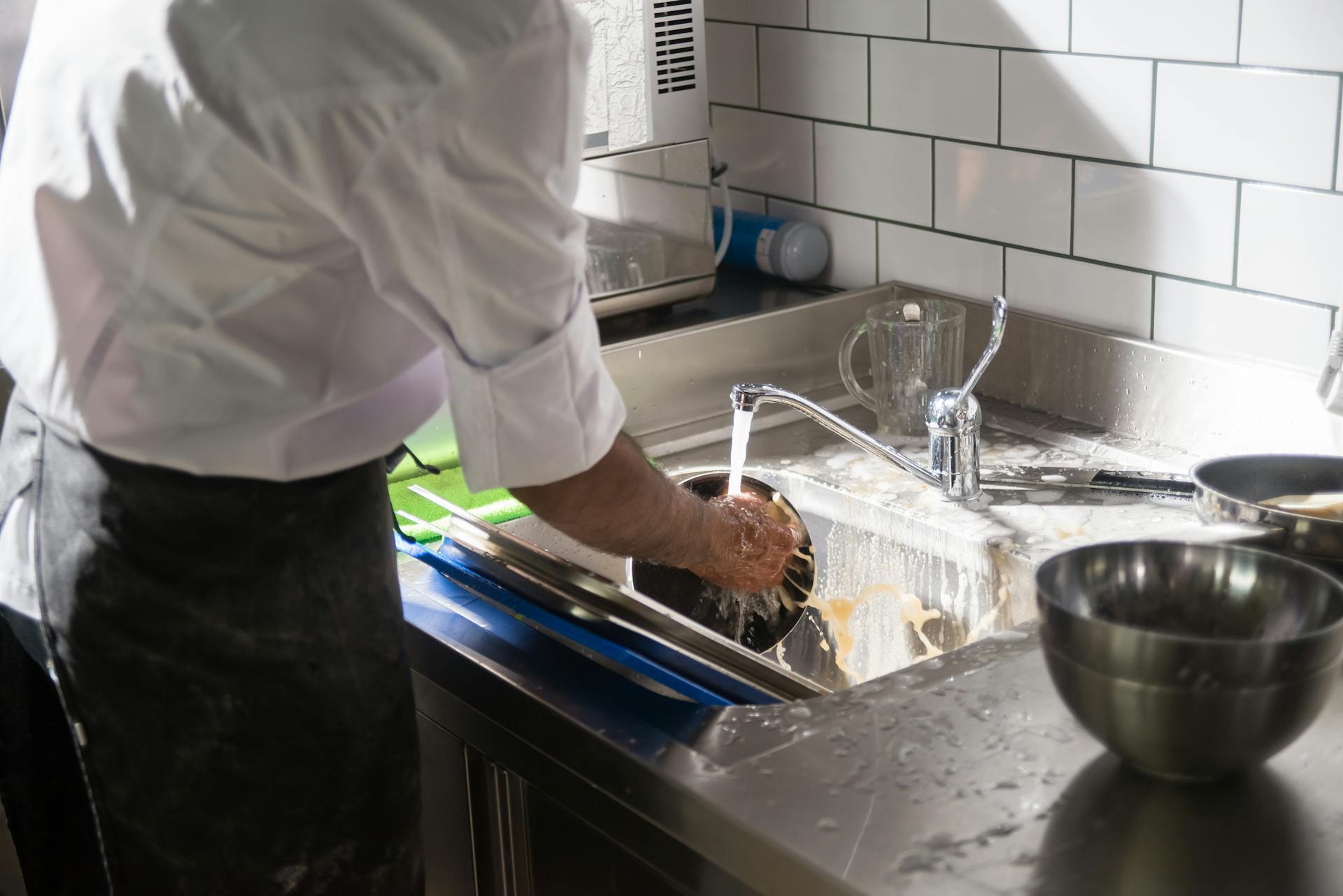 A man washing dishes | Source: Midjourney