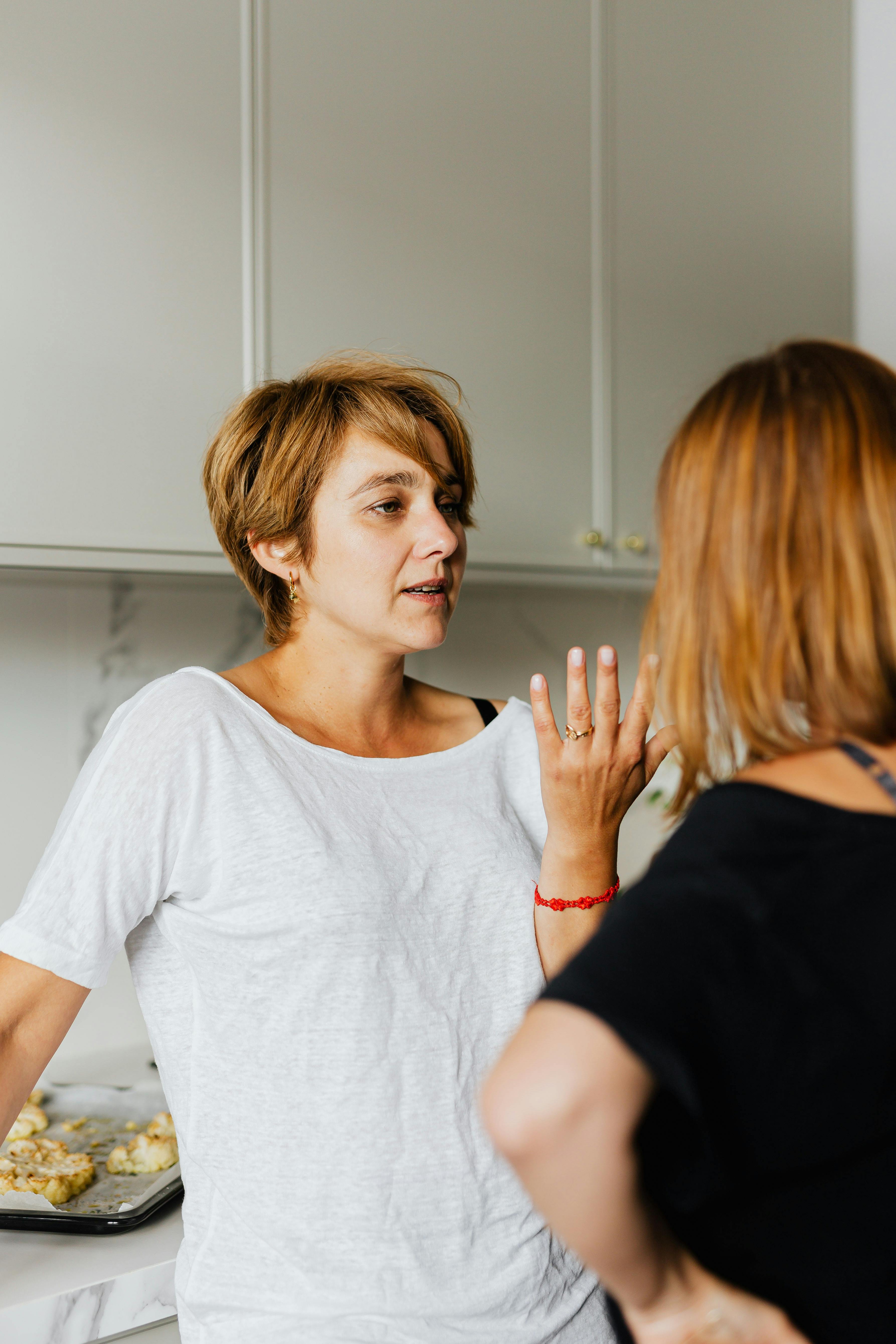 Two women talking in the kitchen | Source: Pexels