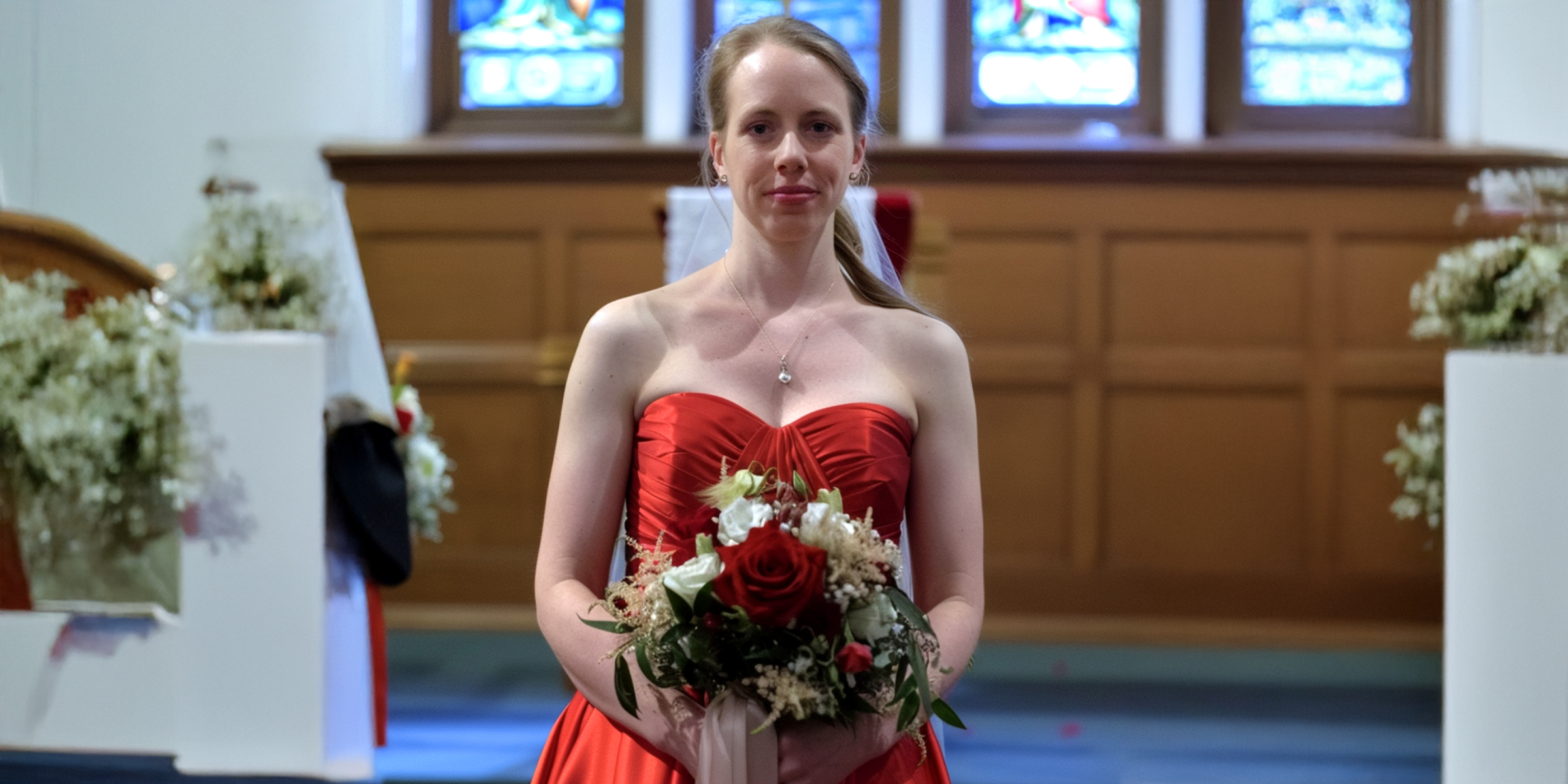 A bride in a red wedding dress | Source: Amomama