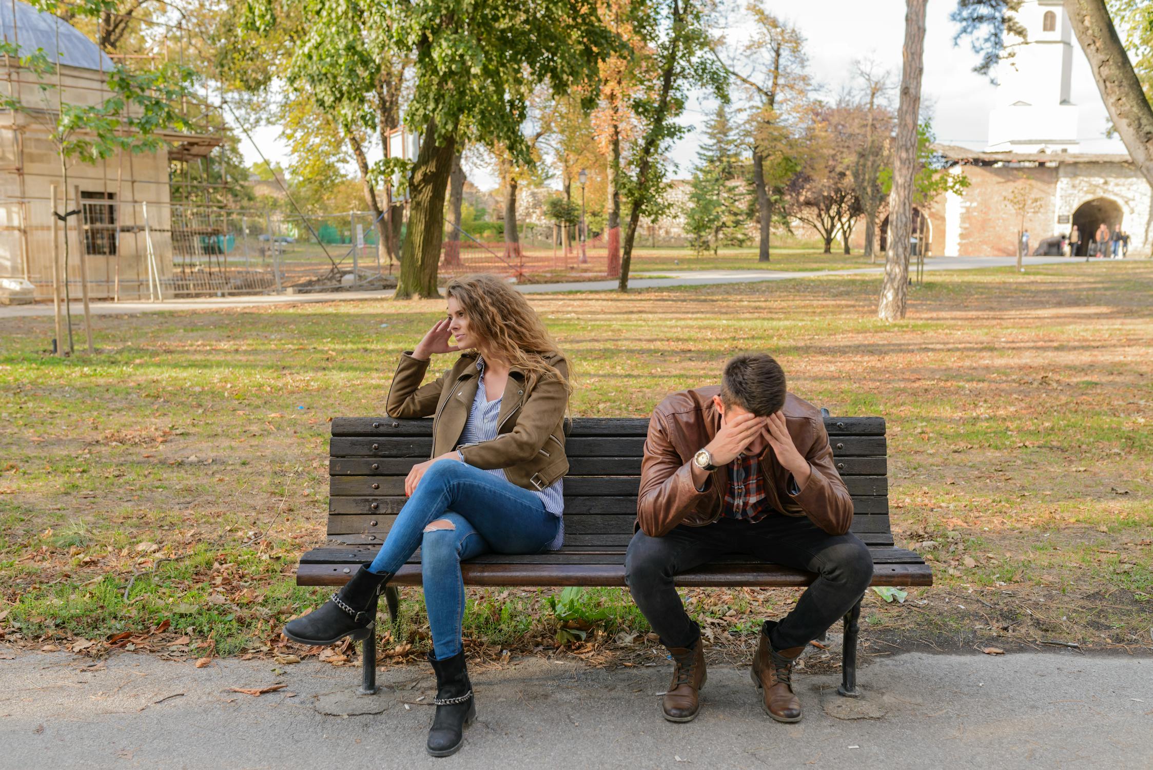 A couple arguing sitting on a bench | Source: Pexels