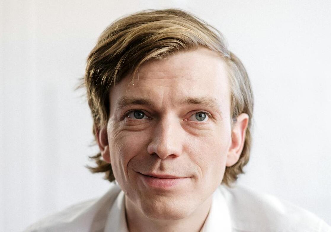 A man smirking | Source: Pexels
